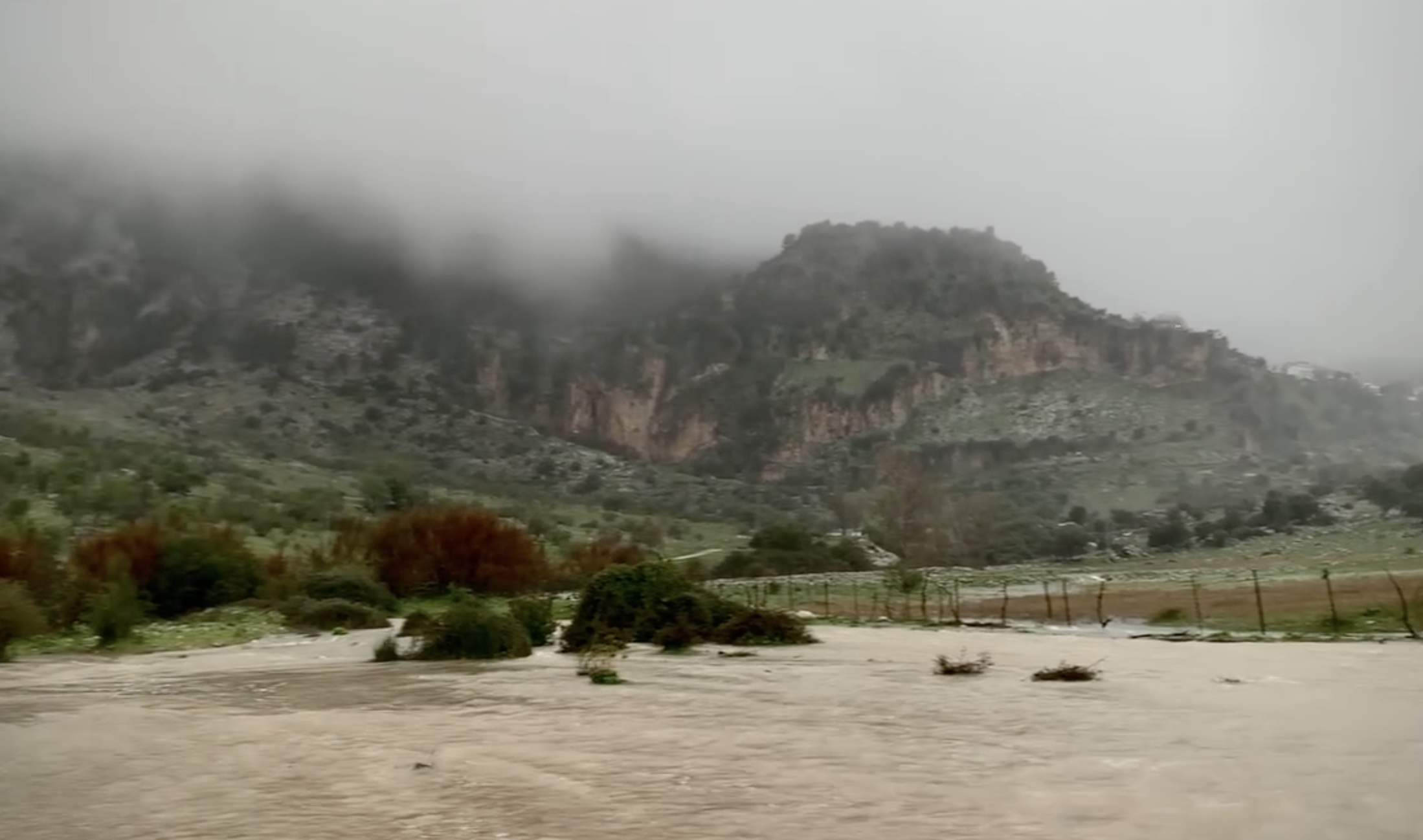 El impresionante vídeo del río Guadalete desbordado a su paso por Las Veguetas. El impresionante vídeo del río Guadalete desbordado a su paso por Las Veguetas.