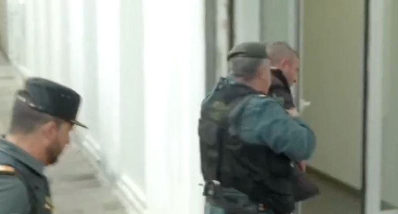 Uno de los seis detenidos entra en el juzgado de Barbate en una captura de Televisión Española.