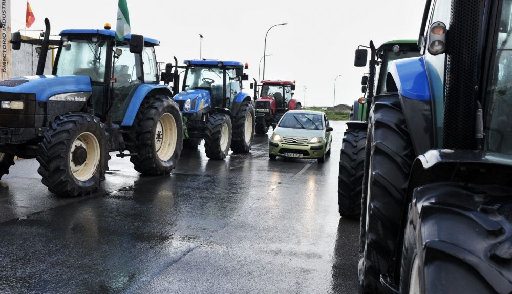 Las protestas de agricultores este lunes en Sevilla, en imágenes