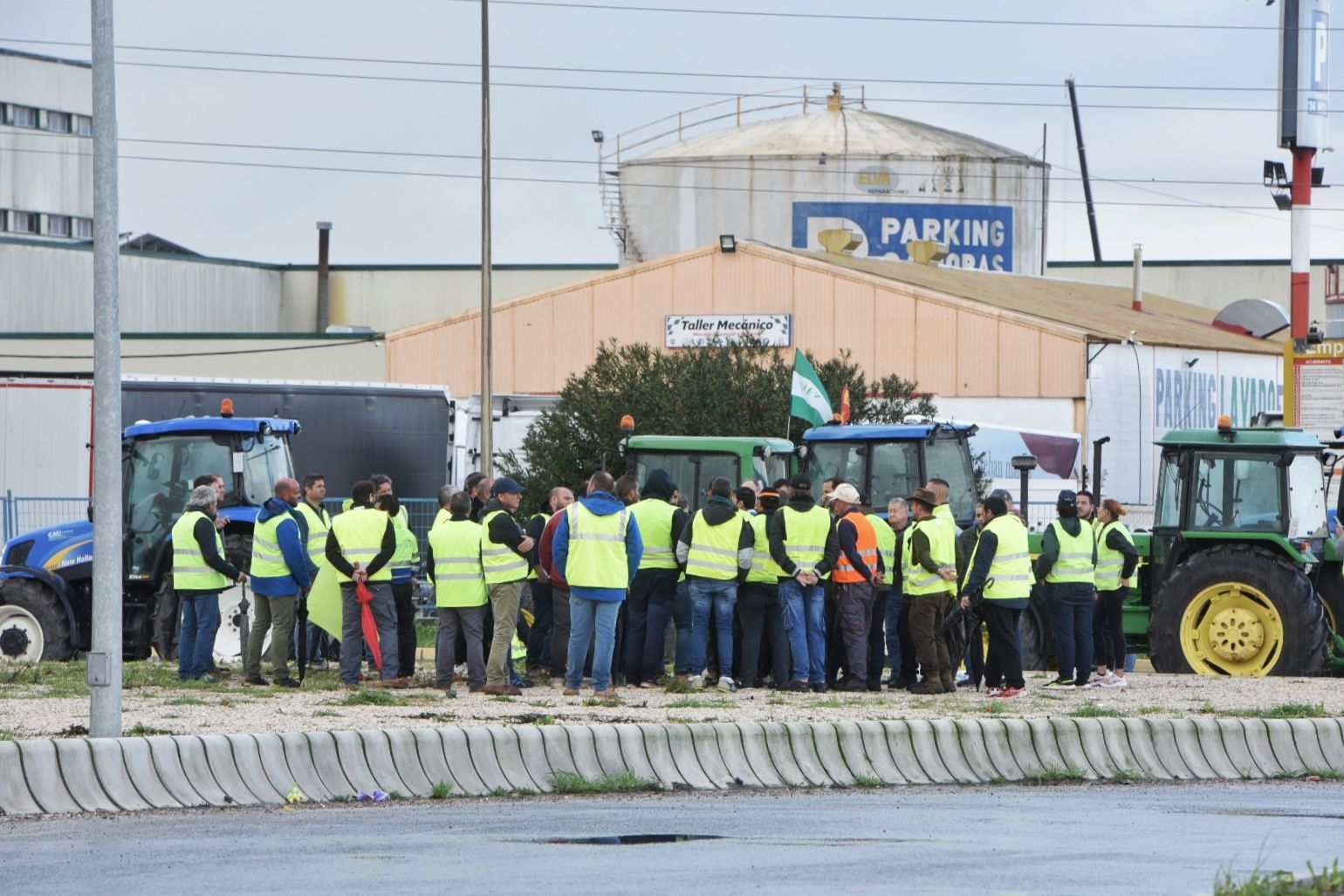 Las protestas de agricultores este lunes en Sevilla, en imágenes