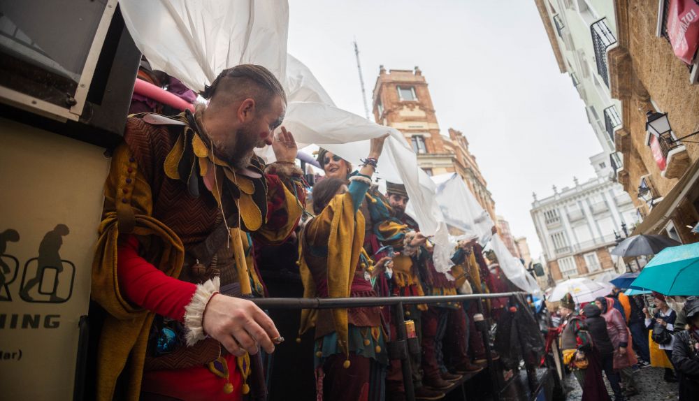 El lunes de carnaval en Cádiz, marcado por la lluvia, en imágenes.