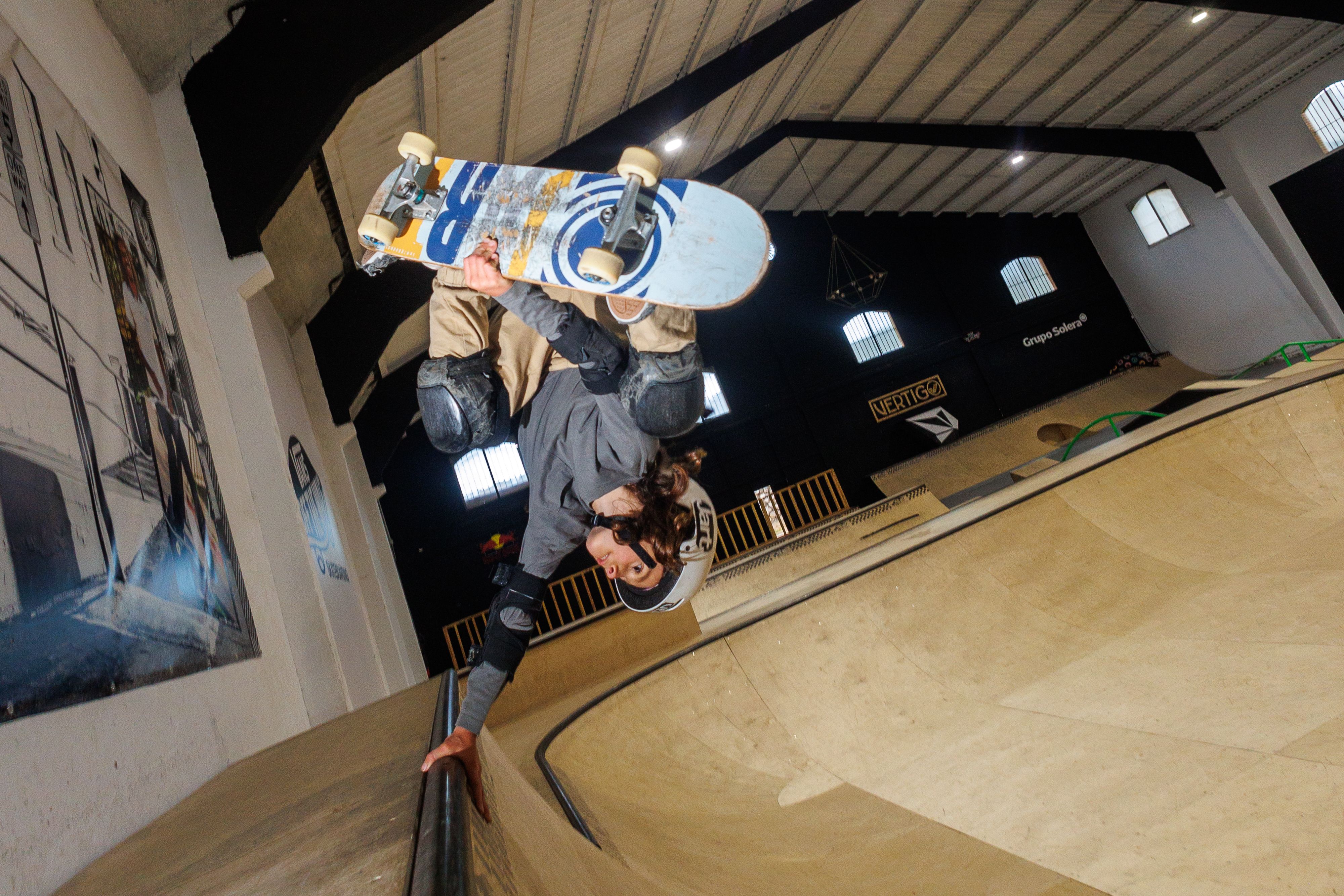 Leo Fernández, joven promesa del skate, realiza un 'Hand Plant' en La Bodega.