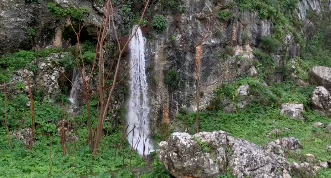 Una imagen de uno de los caños que ha reventado en la Sierra de Grazalema. Una imagen de uno de los caños que ha reventado en la Sierra de Grazalema.