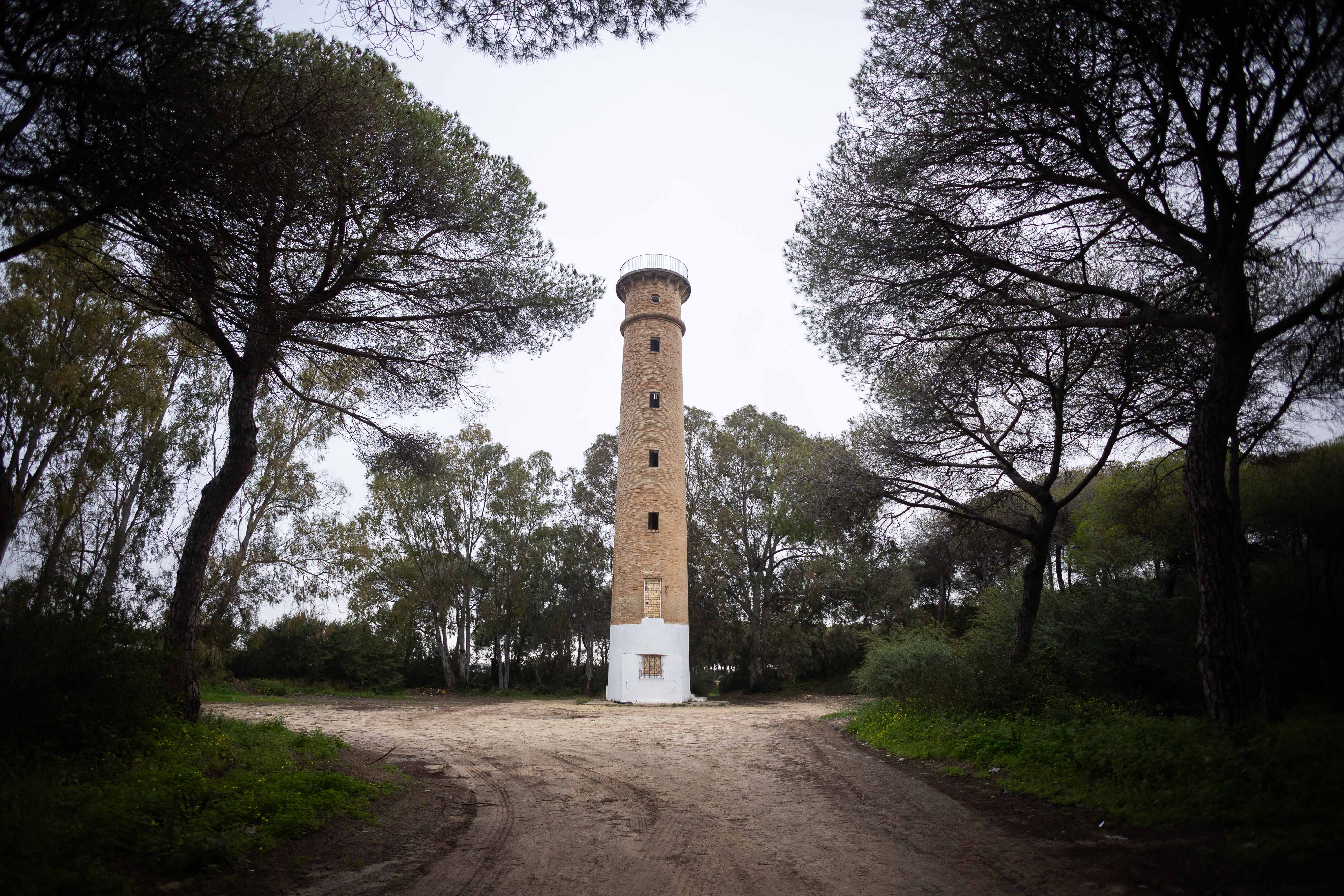 Faro de San Jerónimo en el pinar con el mismo nombre.
