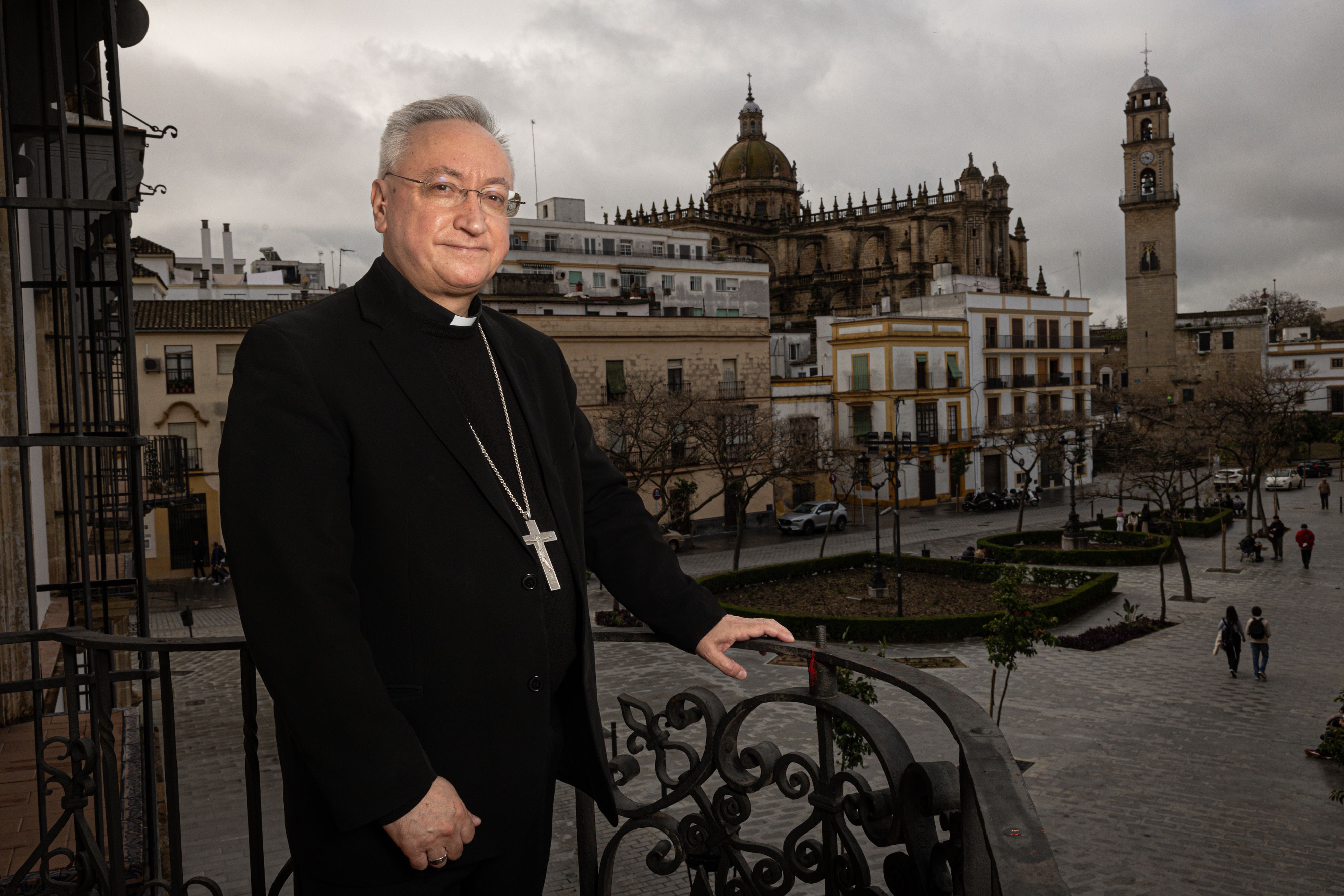 El obispo de Jerez en el balcón principal de Bertemati con la Catedral al fondo.