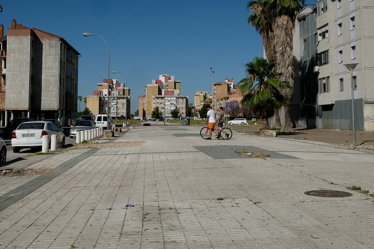 Un niño en bici, en una calle del Polígono Sur, el barrio más pobre de España.