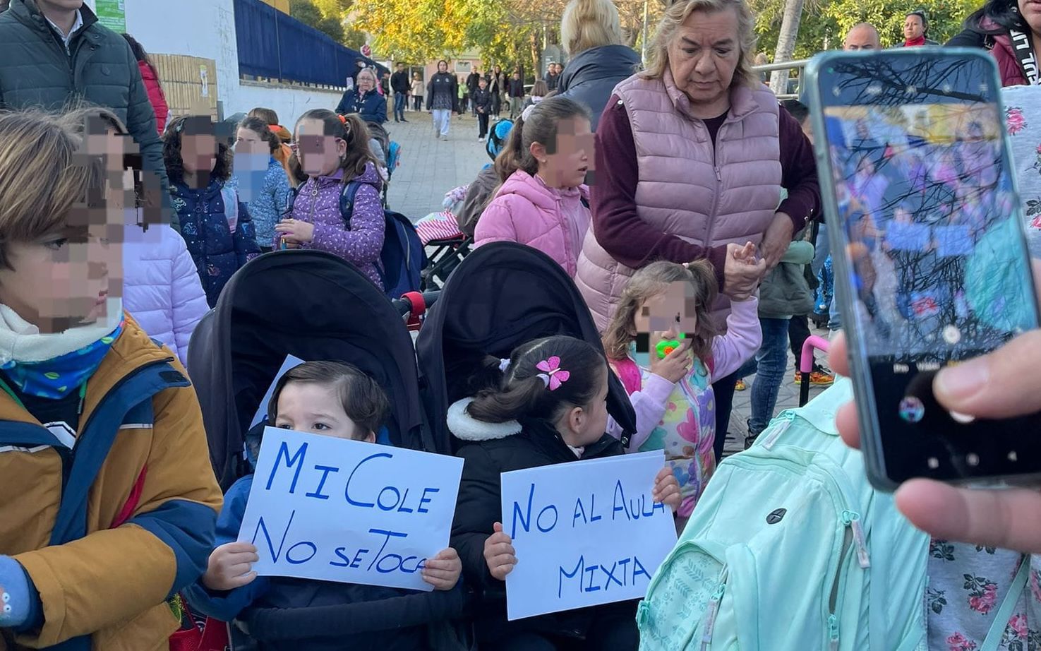 Una protesta contra los recortes en la escuela pública de Sevilla, en una imagen de archivo.