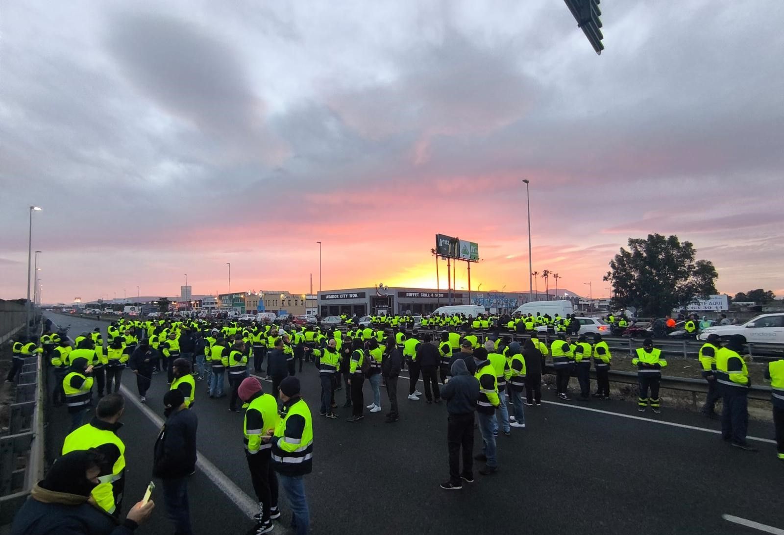 Imagen de un corte de carretera en Los Barrios por parte de los trabajadores de Acerinox.