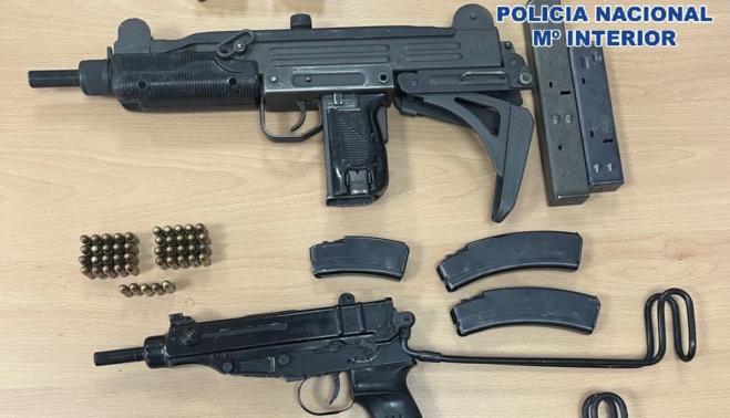 Armas que empleaban los narcos para proteger la droga.