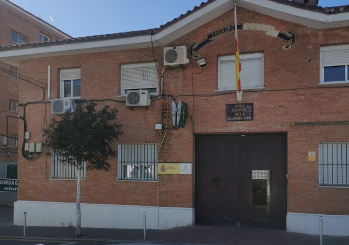 Un clan de narcos irrumpe en el cuartel de la Guardia Civil de Barbate. Un clan de narcos irrumpe en el cuartel de la Guardia Civil de Barbate.