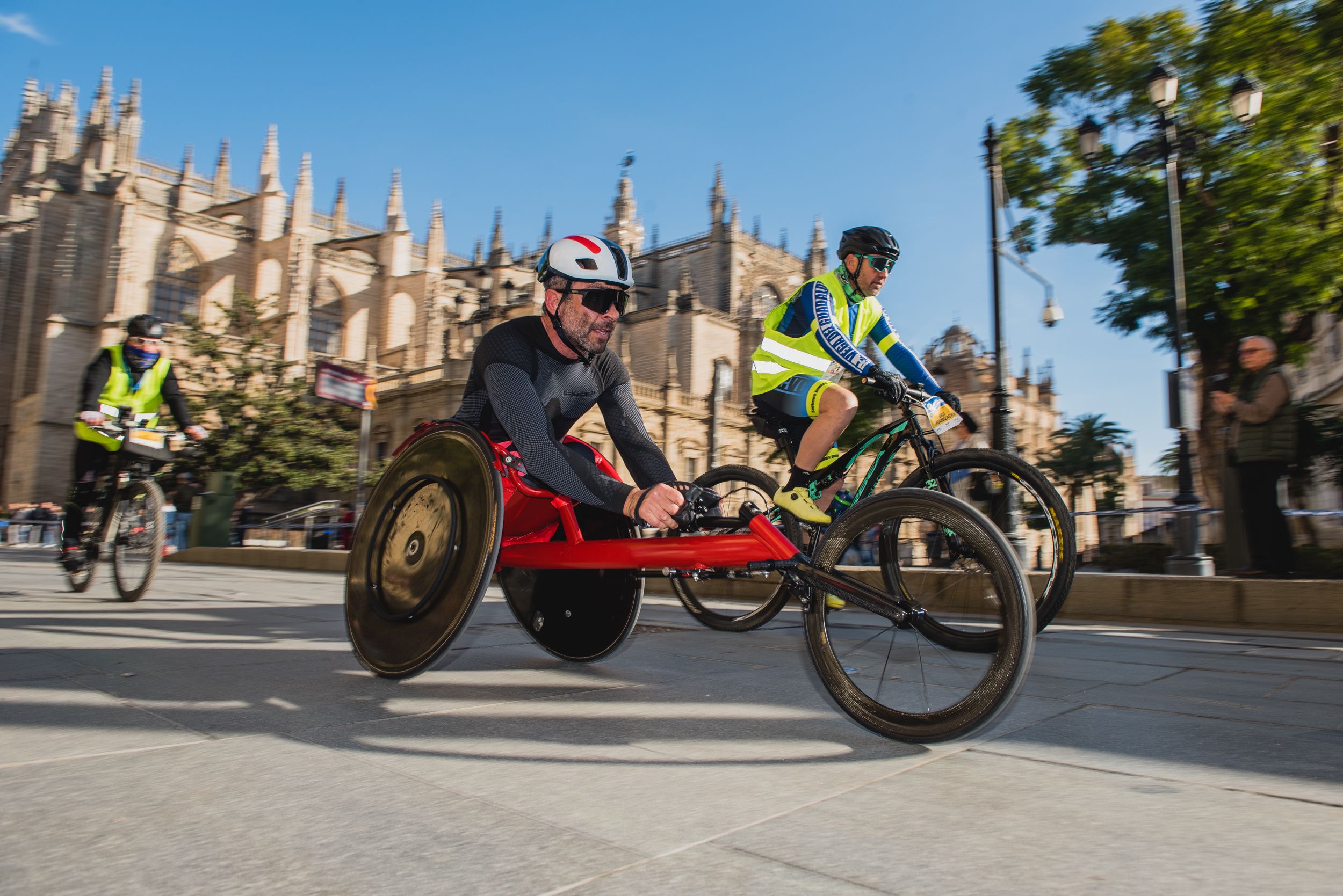 Atletas de todo el mundo participan en la tradicional Maratón en Sevilla