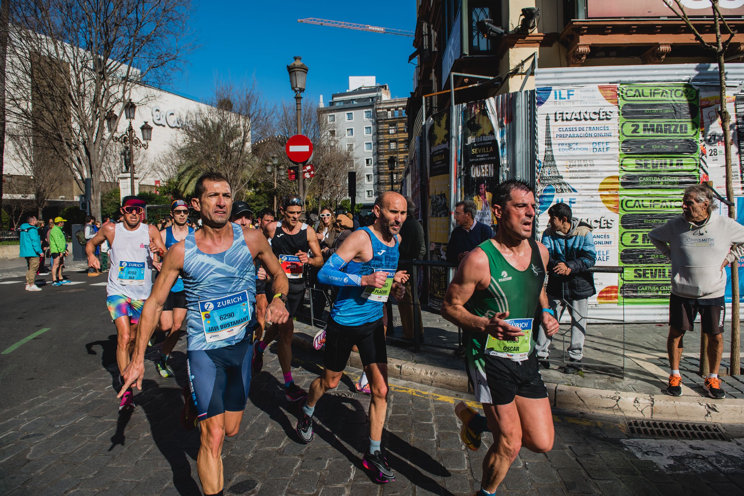 Corredores llegando a pleno centro de Sevilla en la Zúrich Maratón