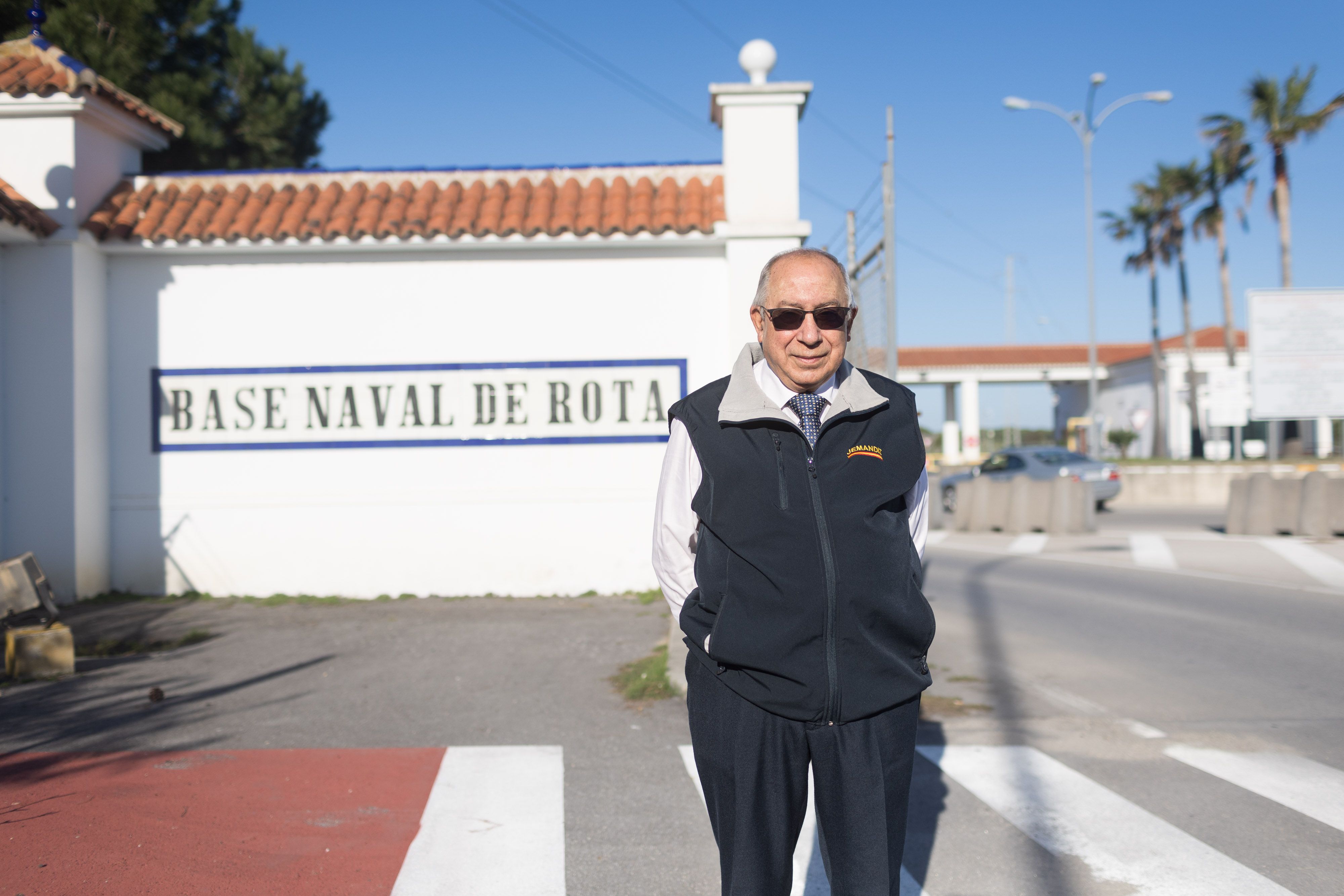 Ángel en la puerta de El Salado de la base naval.