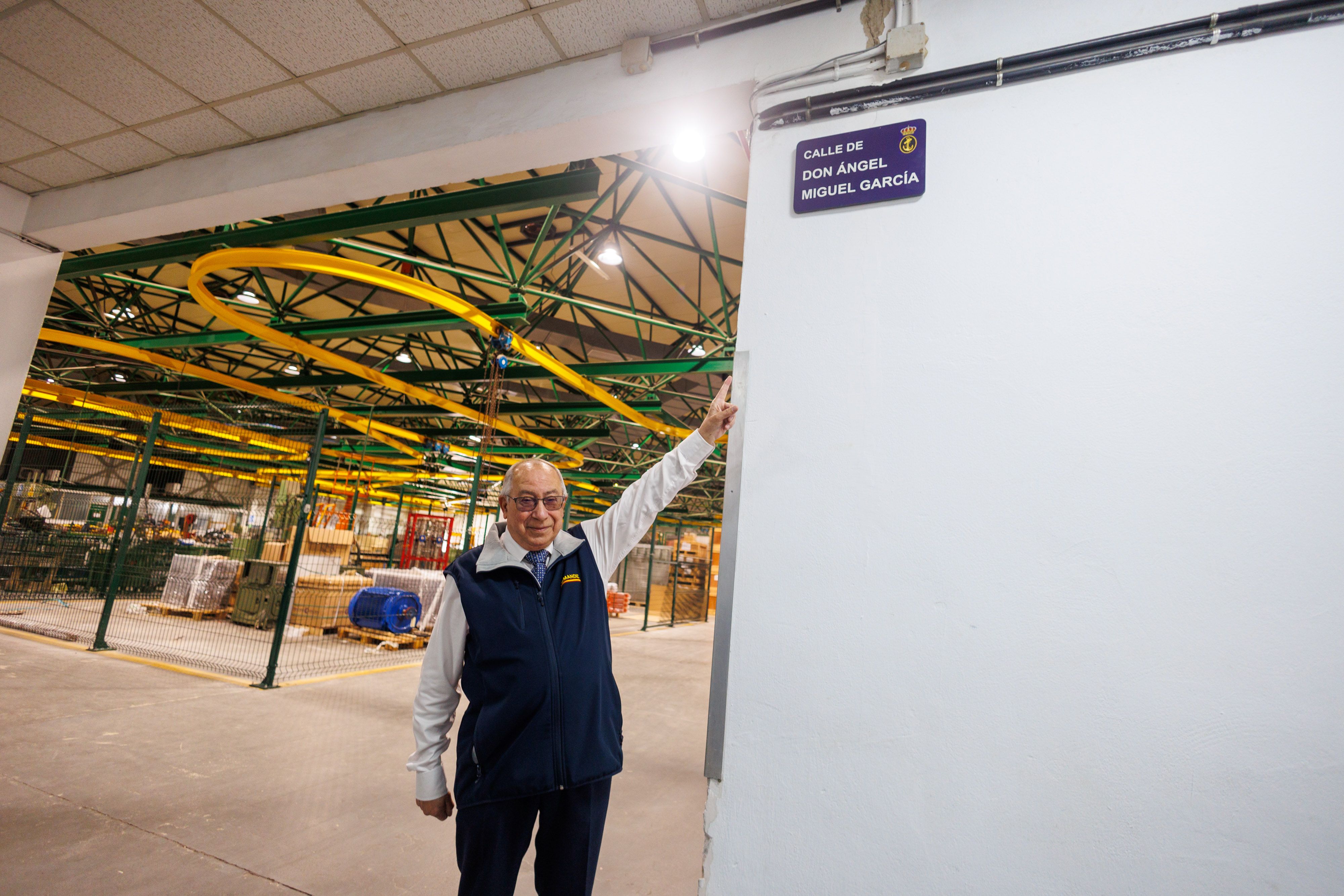 El zamorano Ángel María García en la 'calle' que le dedicó Jemadiz tras 44 años en la base naval de Rota.