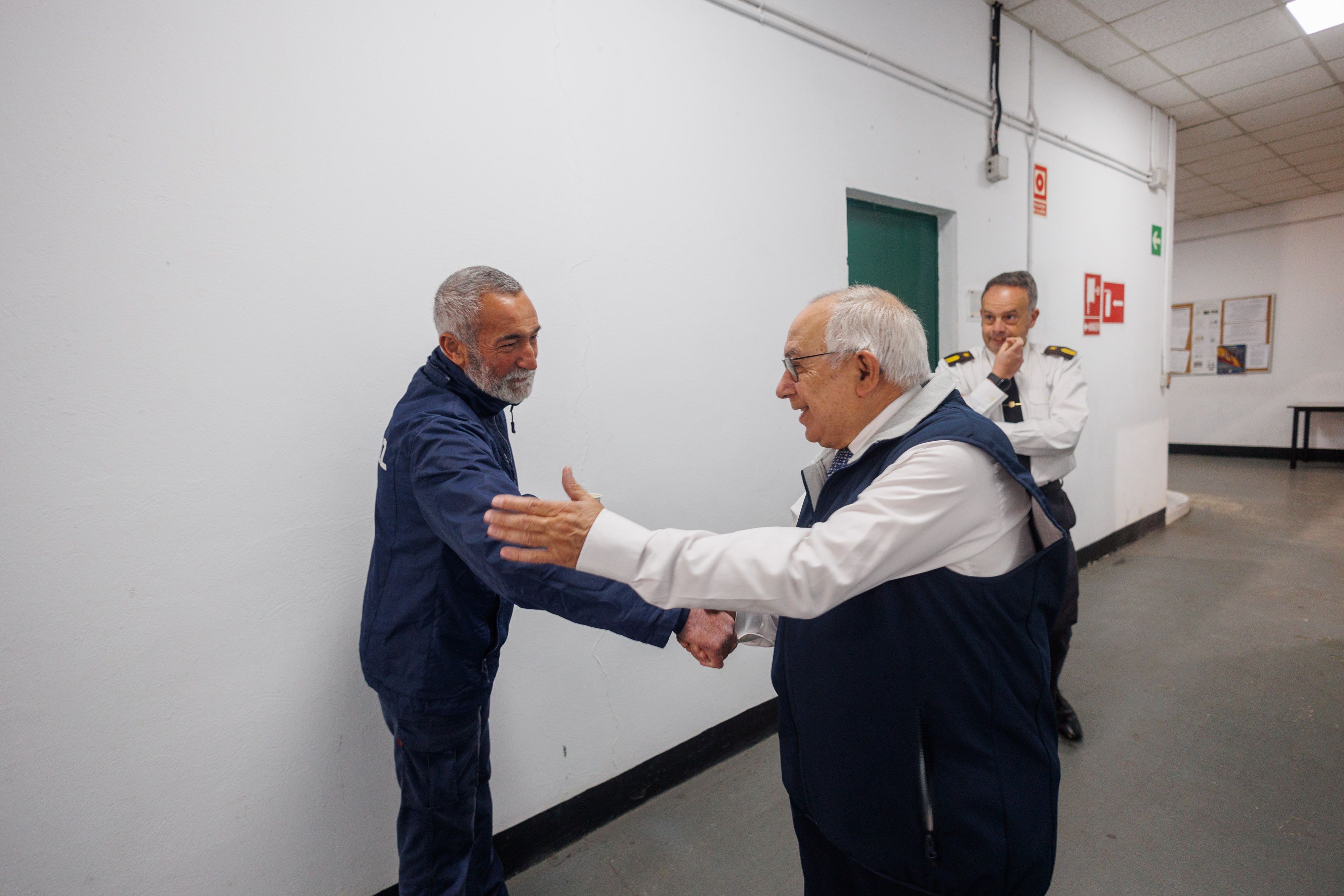 Ángel saluda a los compañeros en el centro de Jemadiz.