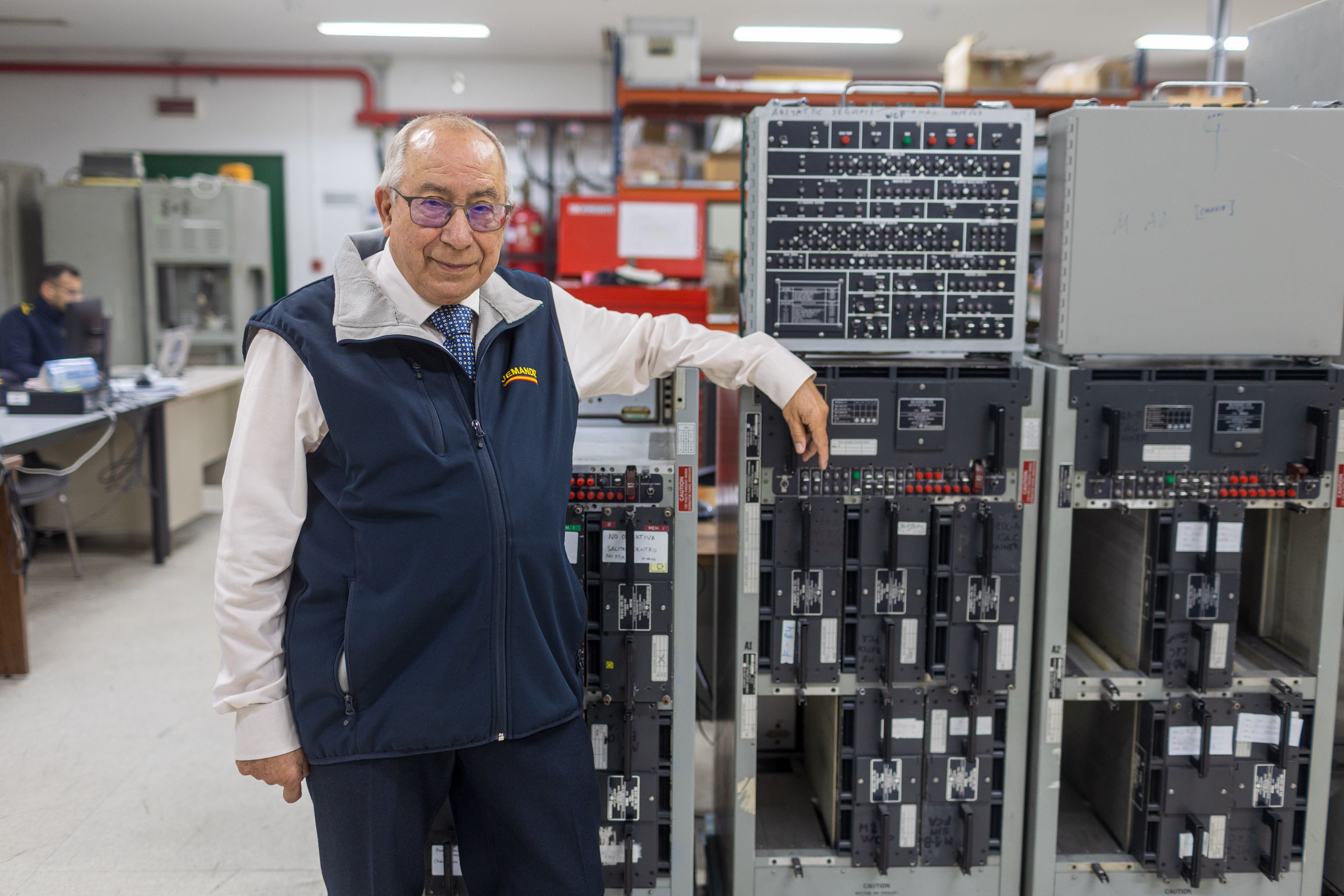 Ángel Miguel en el taller de electrónica.