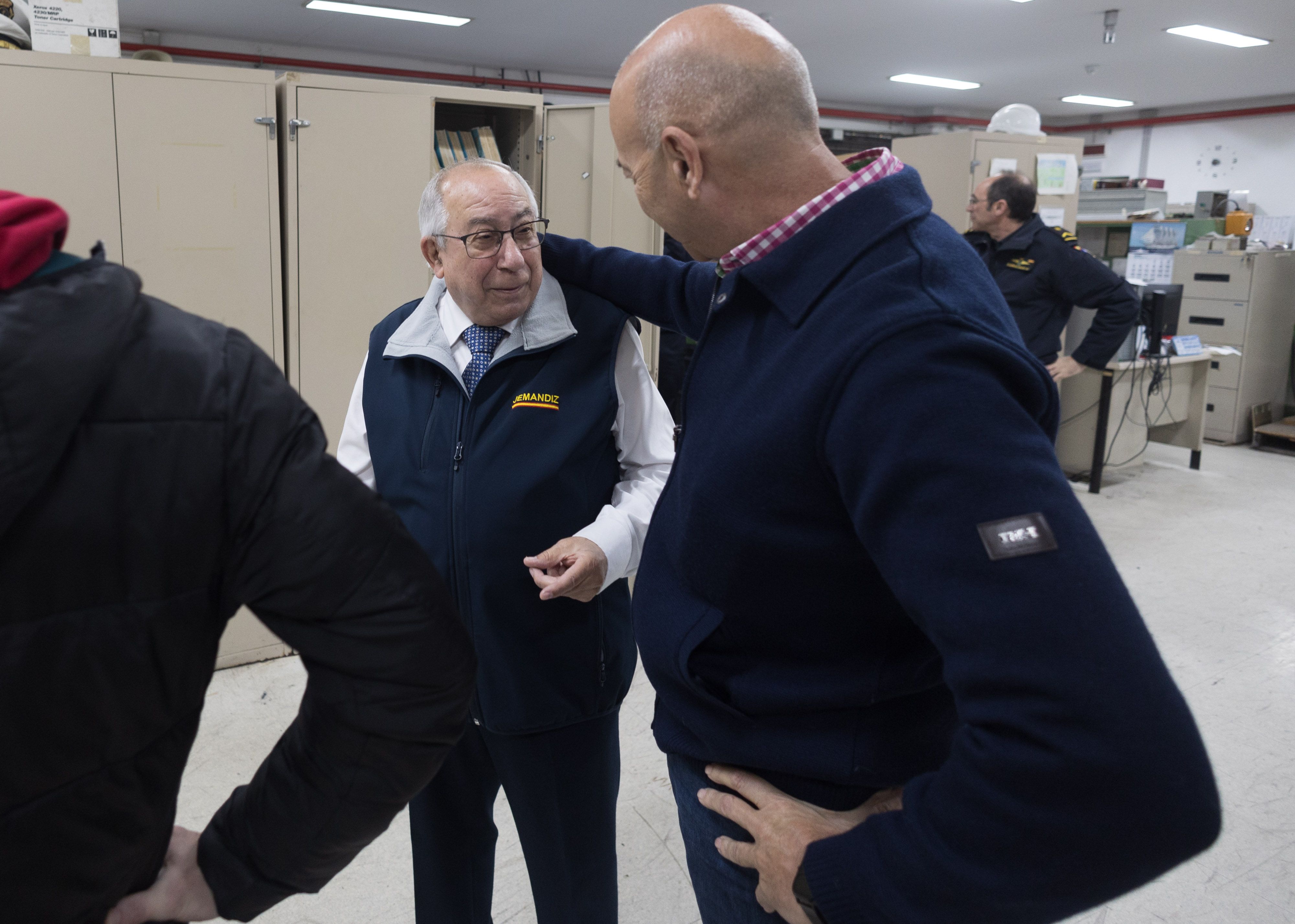 Saludos y abrazos al veterano en las instalaciones.