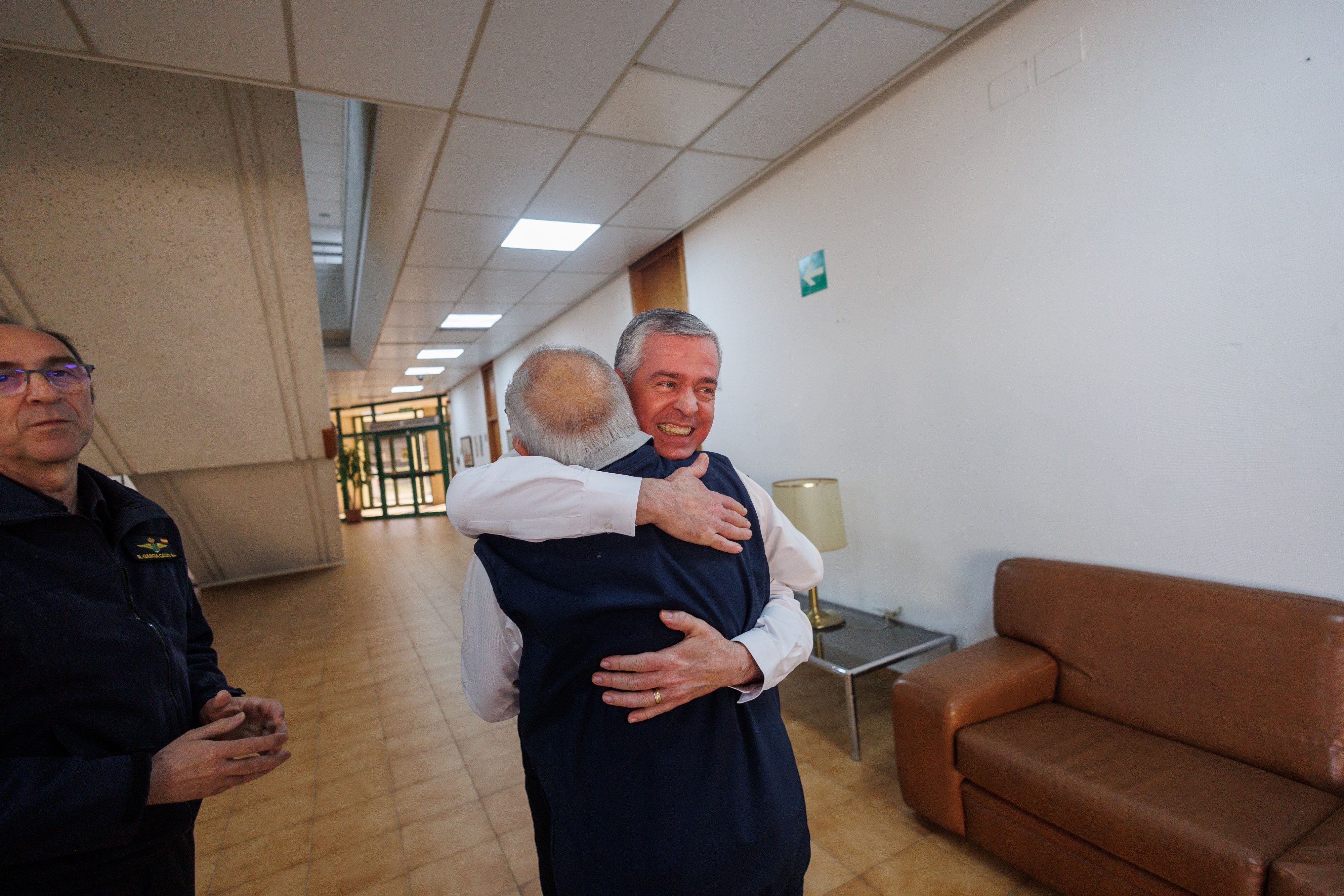 El jubilado recibe el cariño de sus compañeros.
