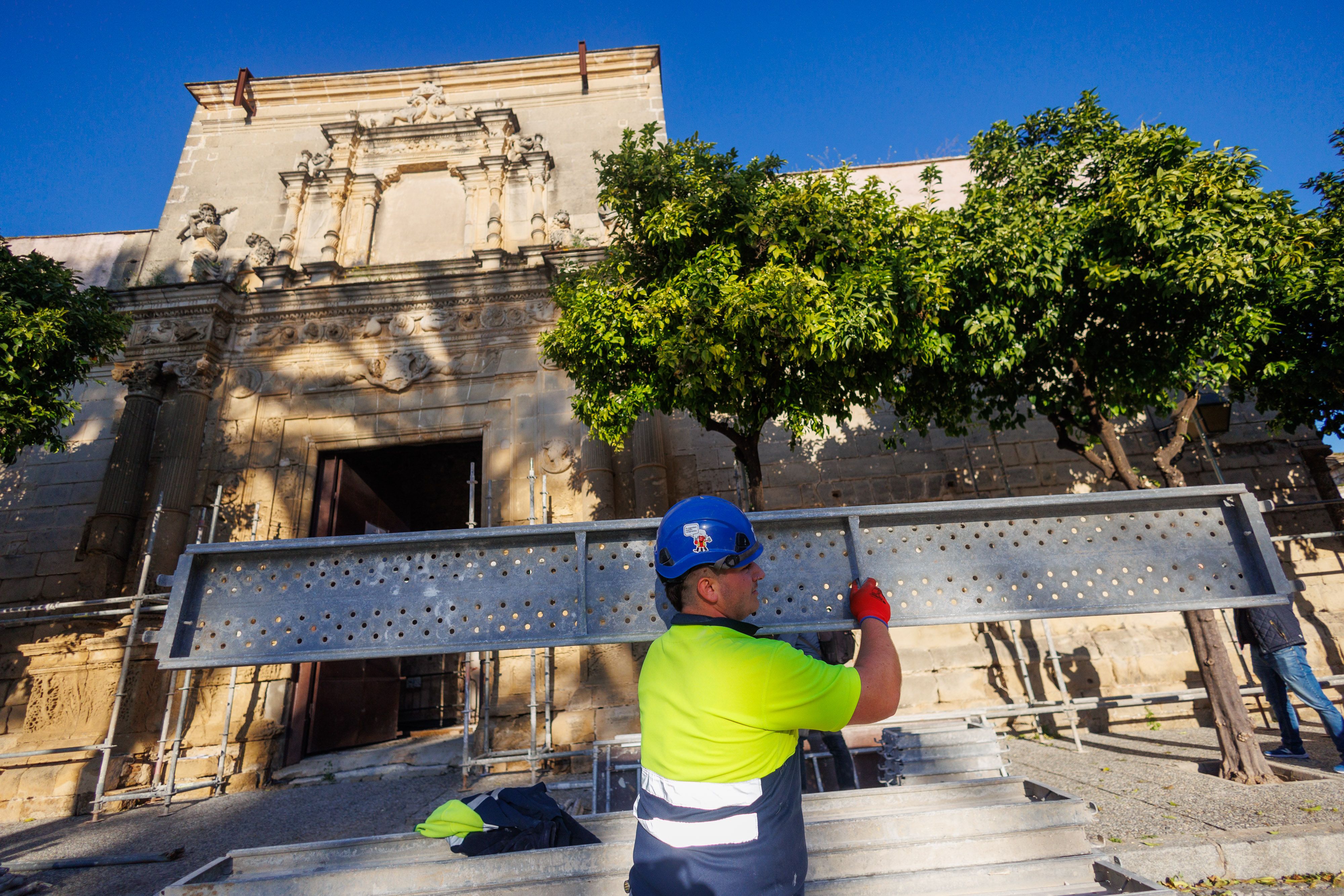 Operarios con andamios, este martes, a las puertas del Palacio de Riquelme, en el barrio de San Mateo de Jerez.