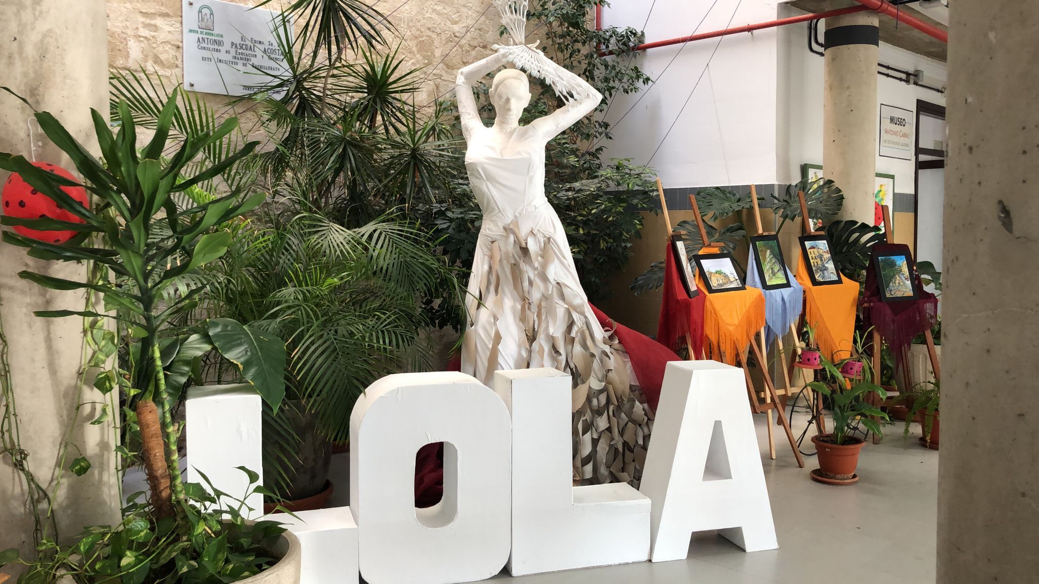Una escultura de Lola Flores, en el IES Santa Isabel de Hungría, con cuadros al fondo de una de las exposiciones de la semana cultural. Una escultura de Lola Flores, en el IES Santa Isabel de Hungría, con cuadros al fondo de una de las exposiciones de la semana cultural.