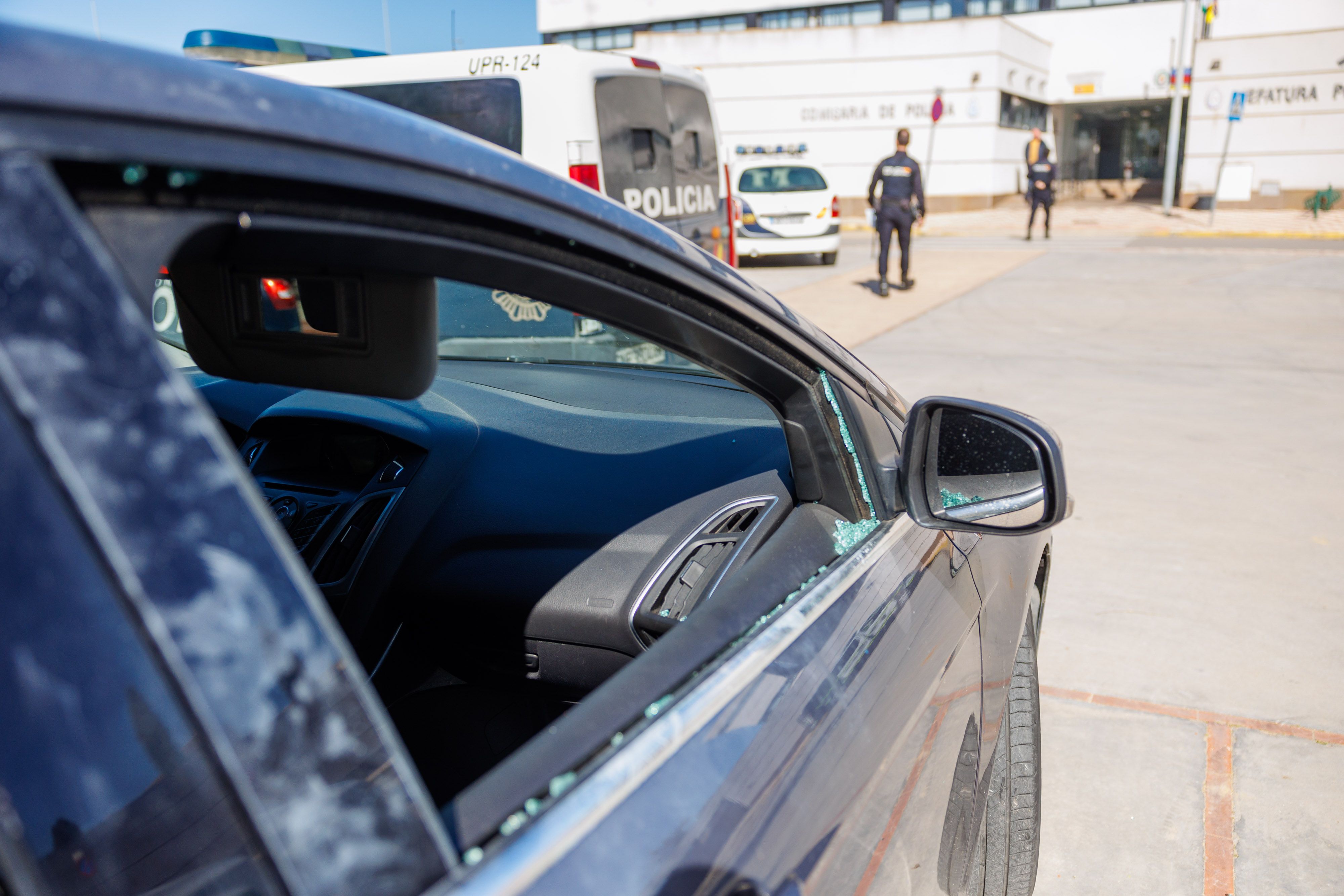 El coche de la víctima del secuestro, con agentes de la Policía Nacional al fondo.
