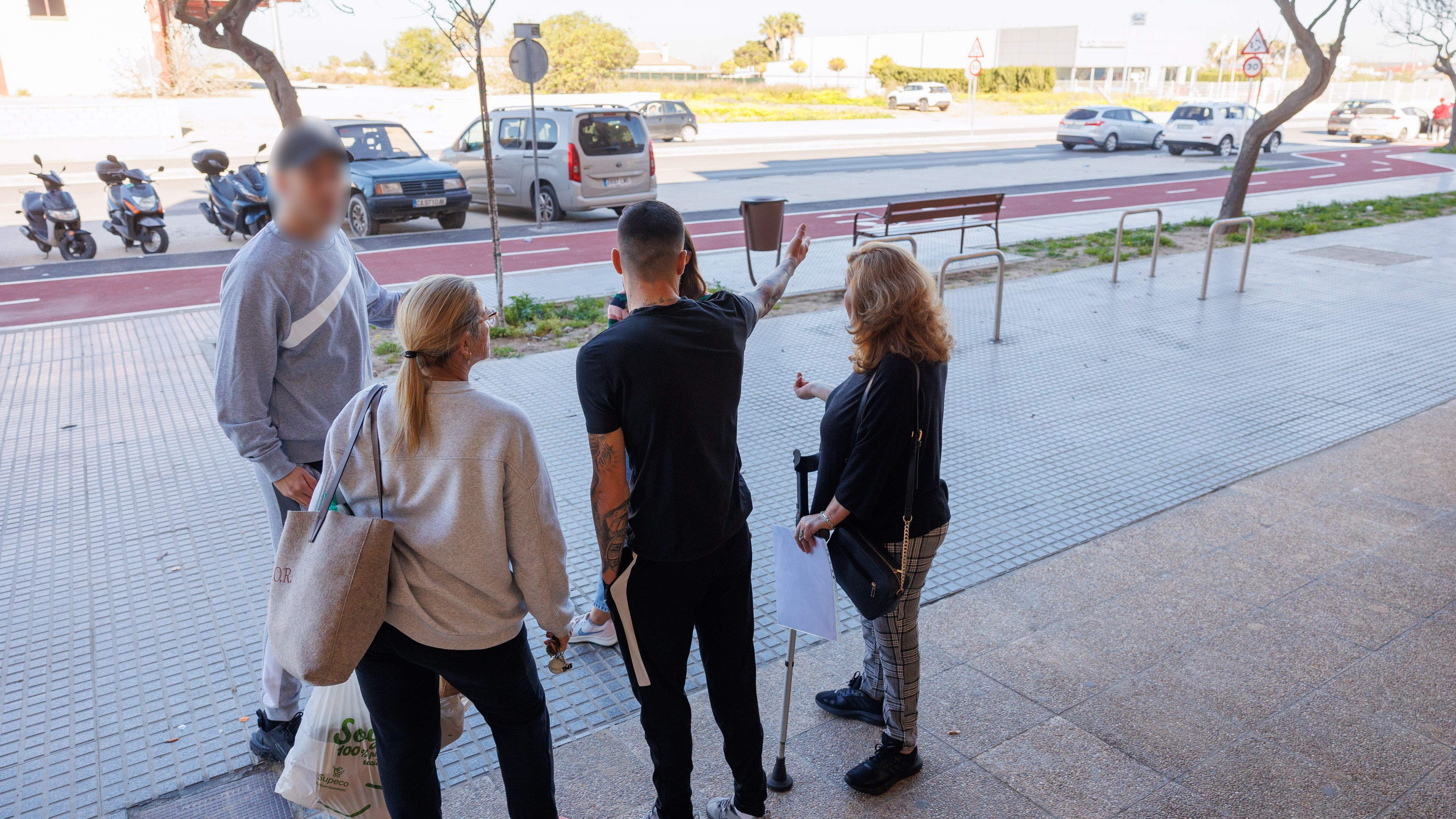 Vecinos de la Barriada de Las Palmeras, en Sanlúcar, comentan los hechos sucedidos a tan solo unos metros de donde viven. Vecinos de la Barriada de Las Palmeras, en Sanlúcar, comentan los hechos sucedidos a tan solo unos metros de donde viven.
