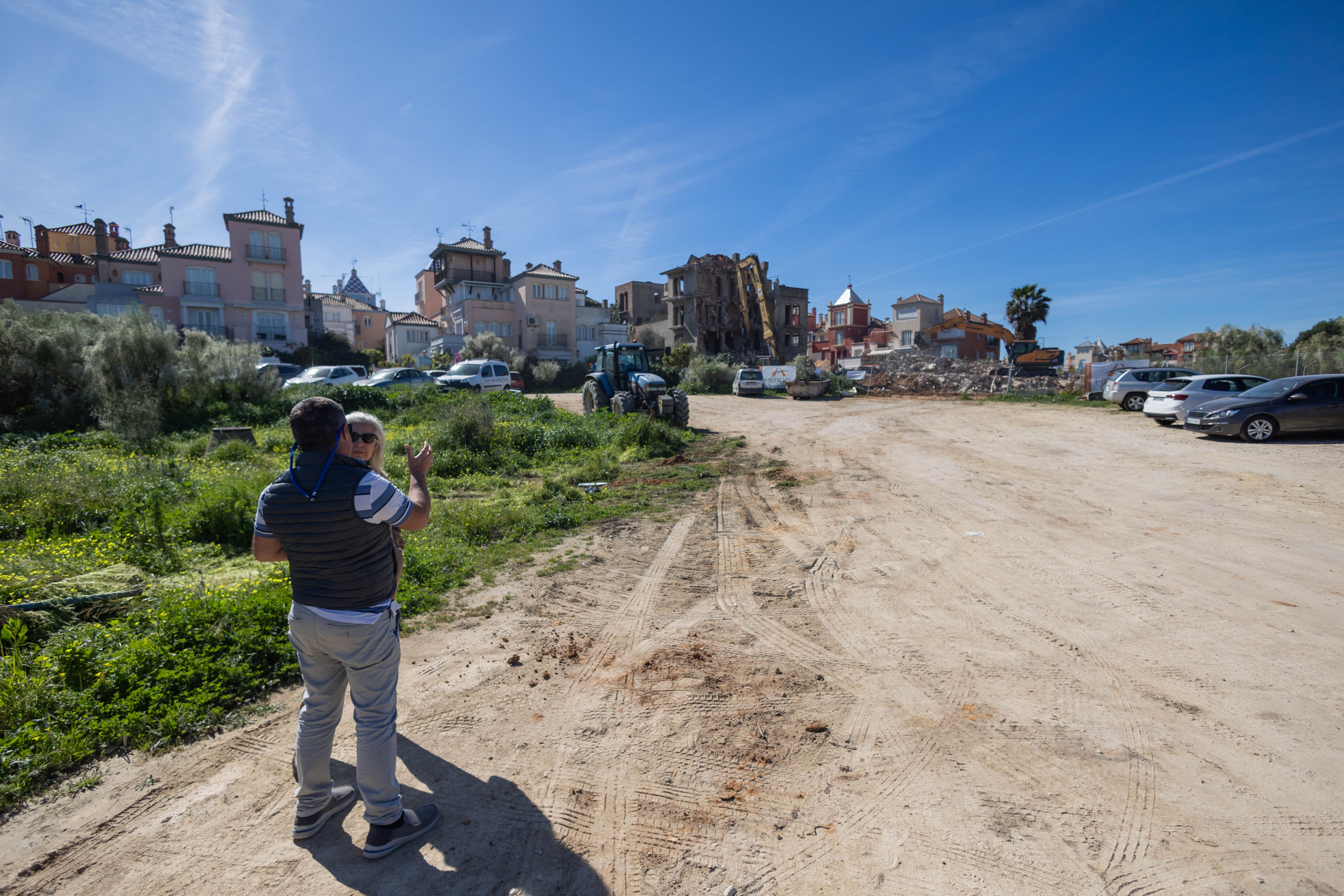 Ramón observa las obras junto a otros vecinos.