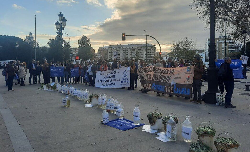 Vecinos de Córdoba que llevan sin agua potable más de 300 días se manifiestan en Sevilla. Vecinos de Córdoba que llevan sin agua potable más de 300 días se manifiestan en Sevilla.