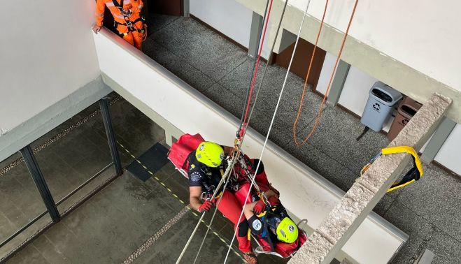 Una de las pruebas del primer día de competición en Brasil de Espeleosocorro Sin Fronteras. 