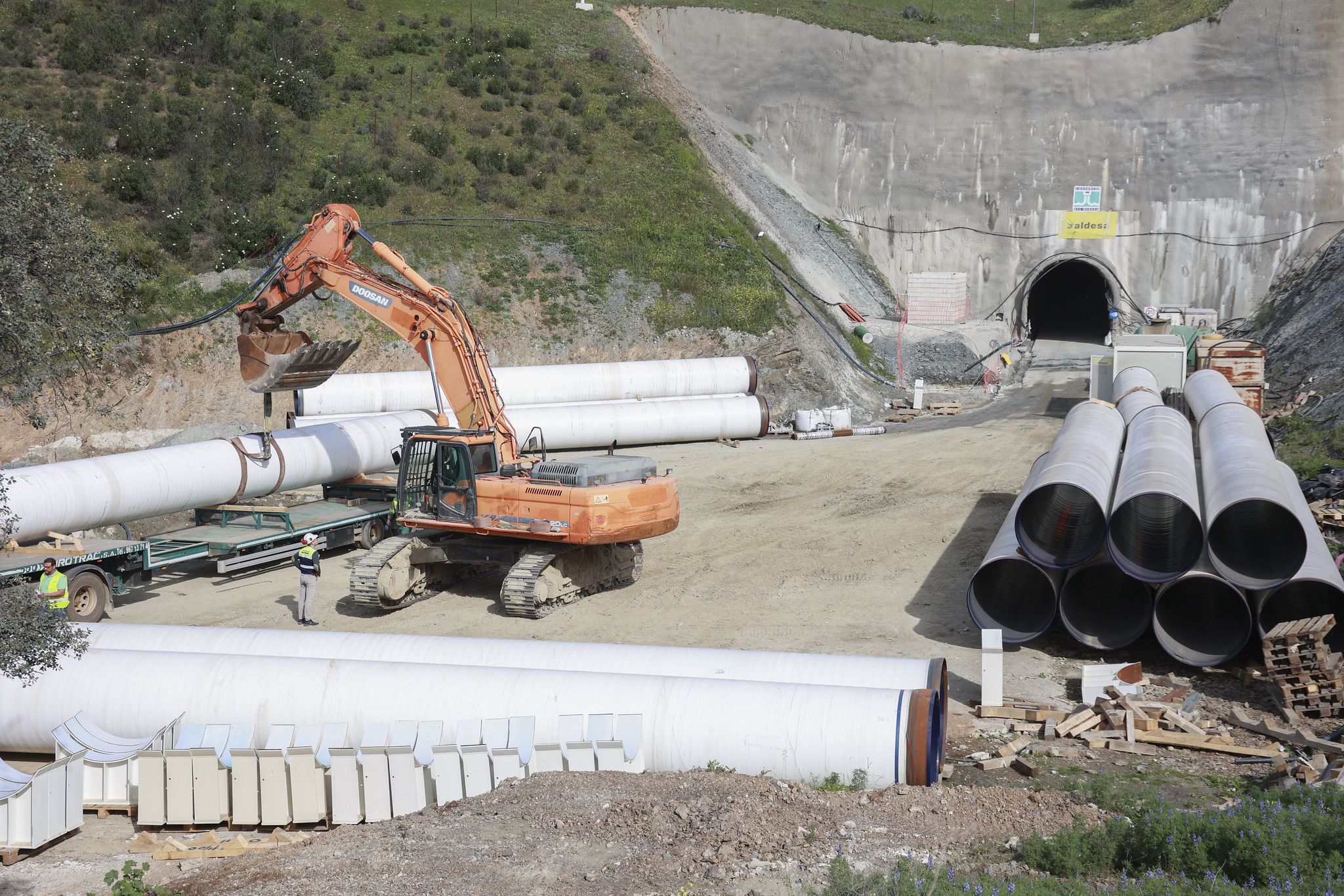 Las obras del túnel del Huesna, una 'supertubería' gigante en Sevilla, en imágenes. FOTOS: DIPUTACIÓN DE SEVILLA