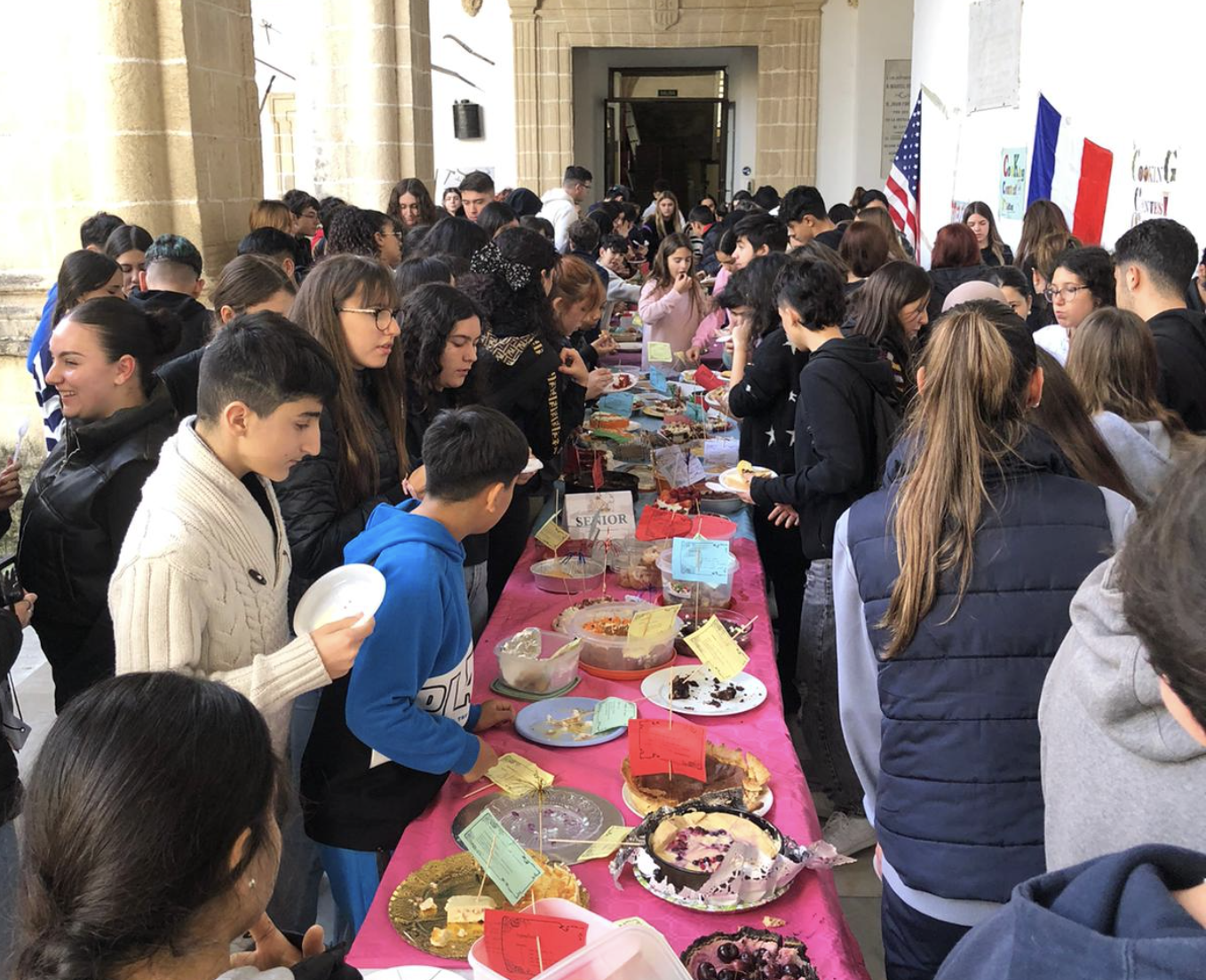 El alumnado del instituto, degustando los dulces y platos del concurso. El alumnado del instituto, degustando los dulces y platos del concurso.