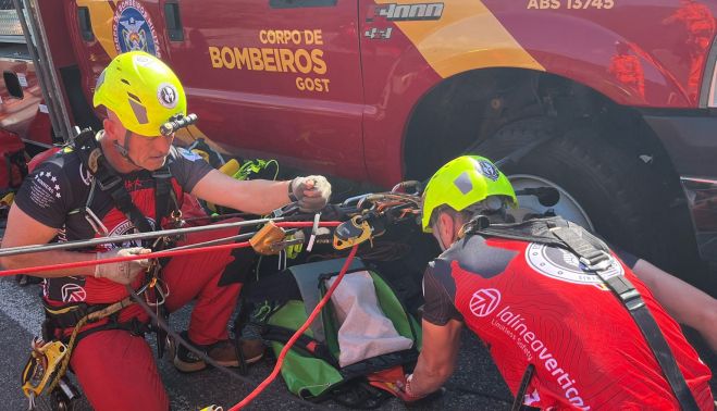 El grupo de rescate, en acción.