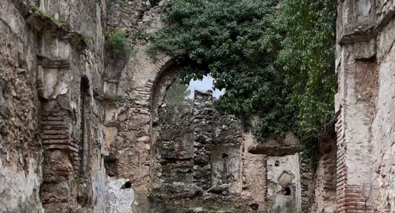 Una imagen de las ruinas de la Ermita del Calvario de Grazalema. Una imagen de las ruinas de la Ermita del Calvario de Grazalema.