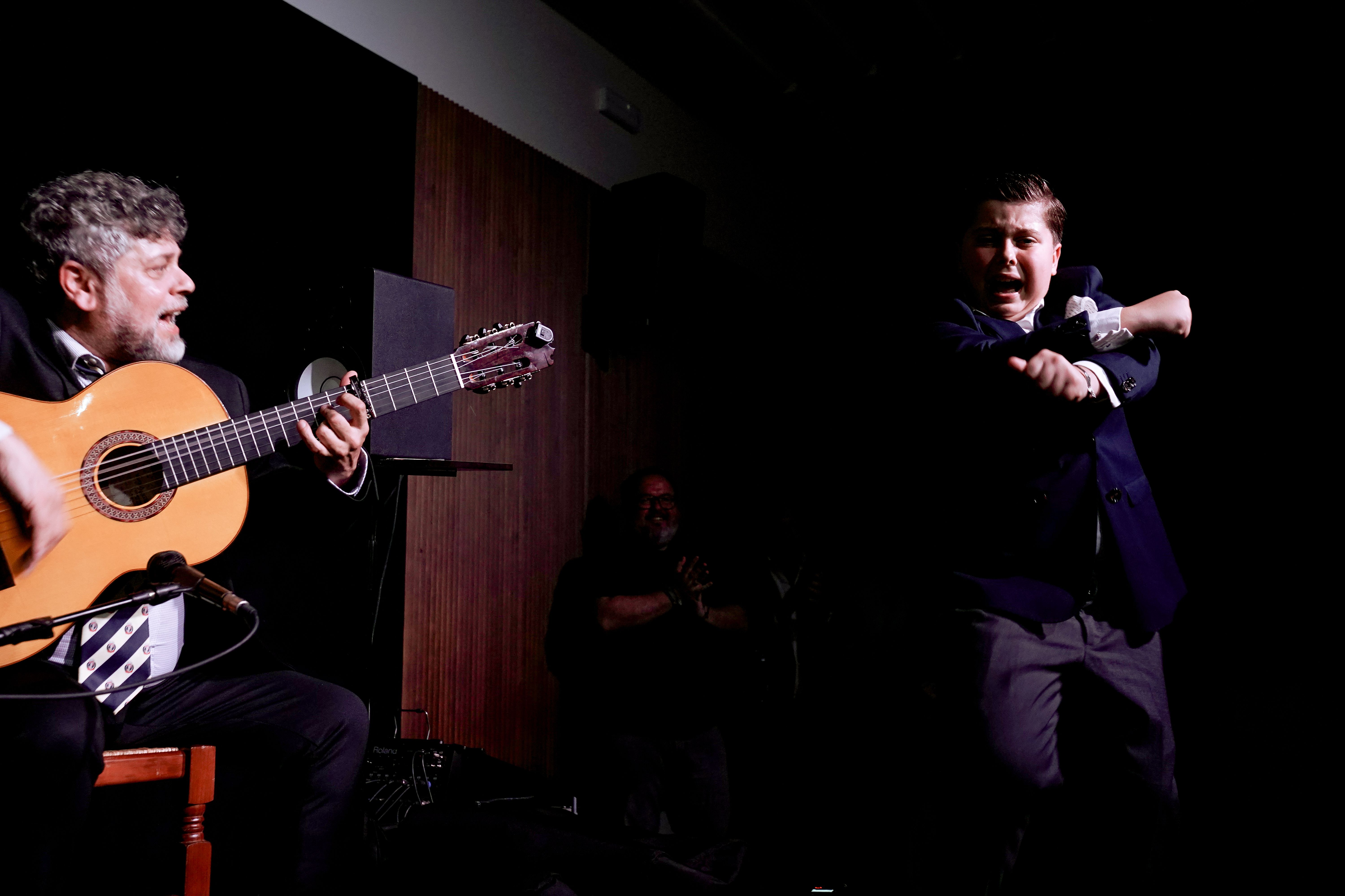 Manuel Monje chico, en un remate por bulerías al término de su actuación en la Peña Flamenca Buena Gente de Jerez