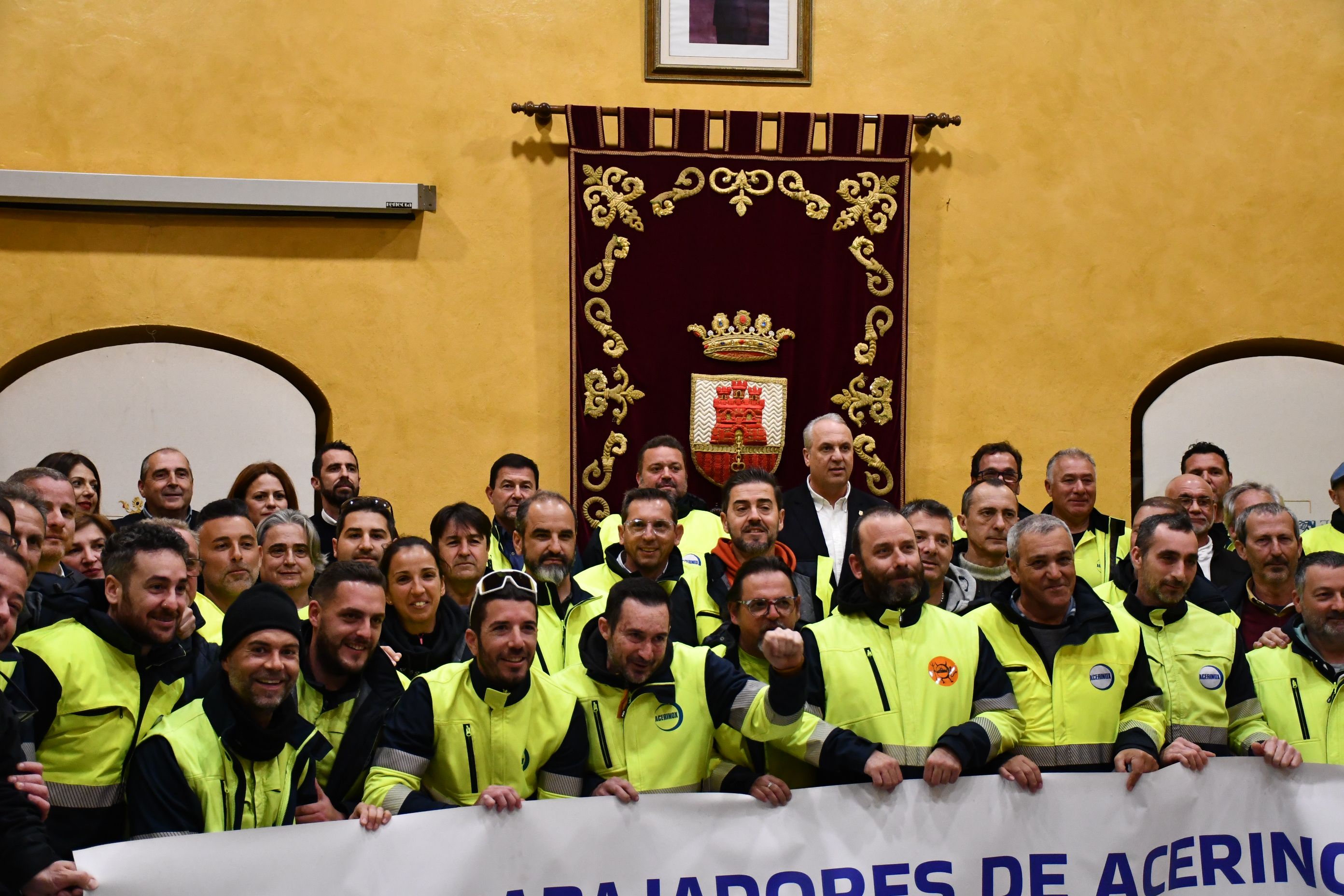 El alcalde de San Roque, Juan Carlos Ruiz Boix, con una nutrida representación de trabajadores de Acerinox en el Campo de Gibraltar. El alcalde de San Roque, Juan Carlos Ruiz Boix, con una nutrida representación de trabajadores de Acerinox en el Campo de Gibraltar.