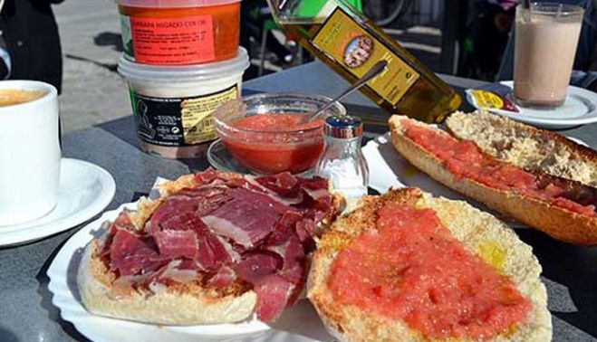 Mollete con jamón en Bar Cafetería Rumores, en Grazalema.