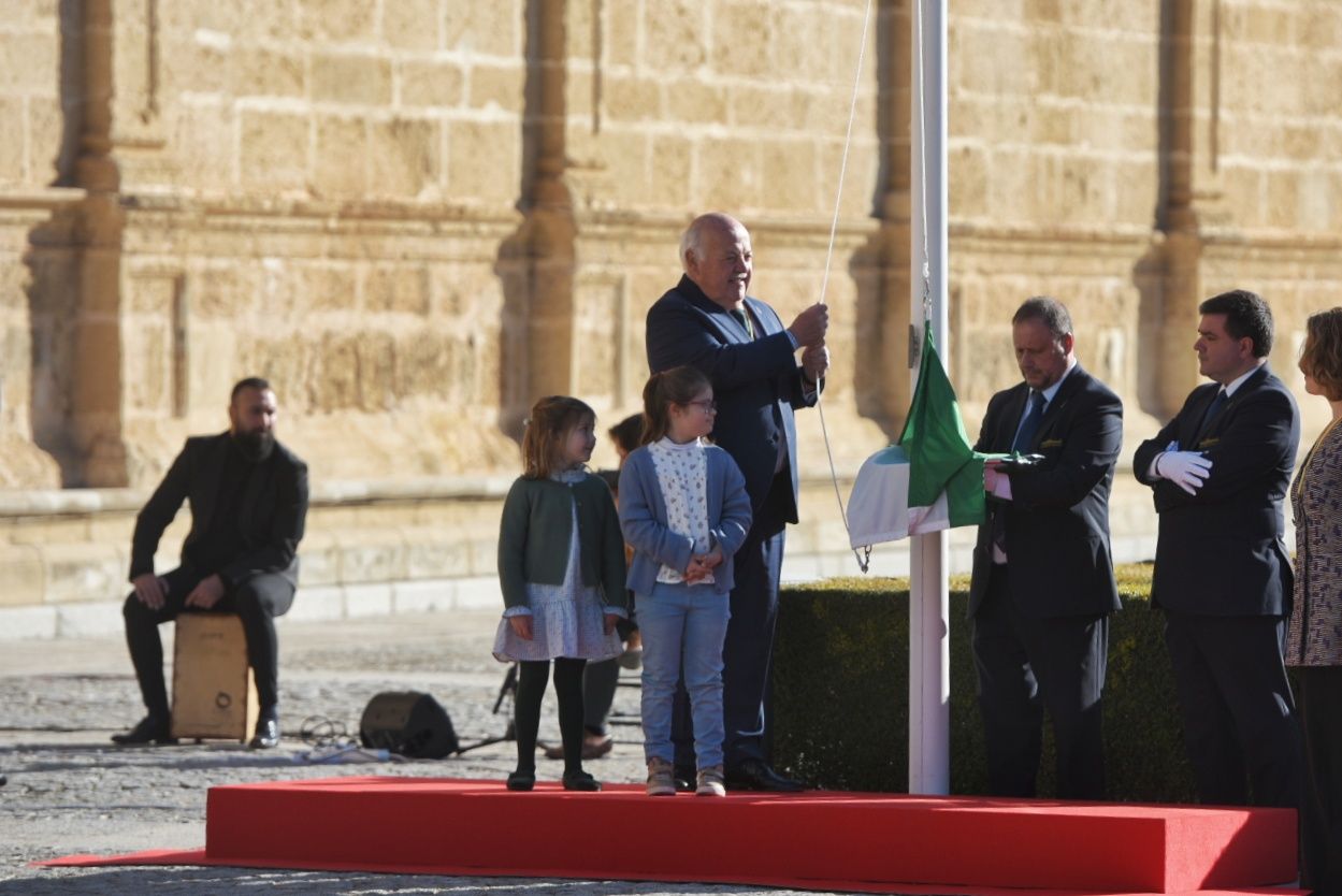 Jesús Aguirre, junto a Libia y Carmen, en el izado de la bandera de Andalucía por el 28F. Jesús Aguirre, junto a Libia y Carmen, en el izado de la bandera de Andalucía por el 28F.