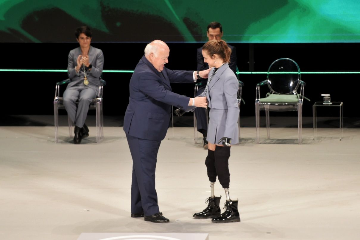 Momento en el que Sarah Almagro recibe la Medalla de Andalucía al Deporte. Momento en el que Sarah Almagro recibe la Medalla de Andalucía al Deporte.