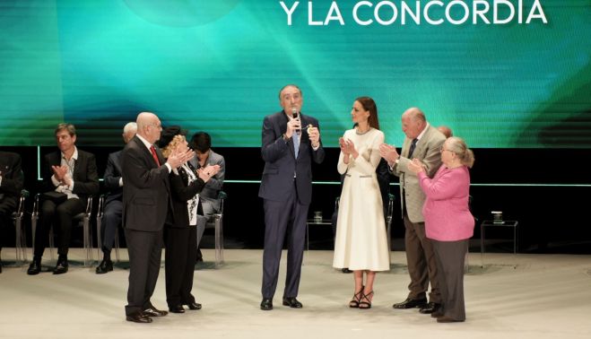 Juan y Medio, junto a Eva González y dos de las parejas que han encontrado el amor en el programa de Canal Sur.