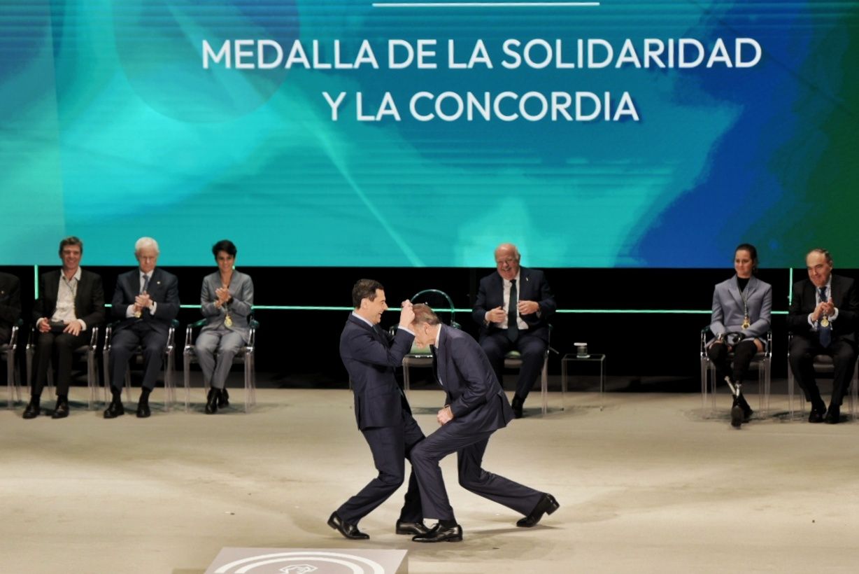 Juanma Moreno coloca a Juan y Medio la Medalla de Andalucía de la Solidaridad y la Concordia. Juanma Moreno coloca a Juan y Medio la Medalla de Andalucía de la Solidaridad y la Concordia.