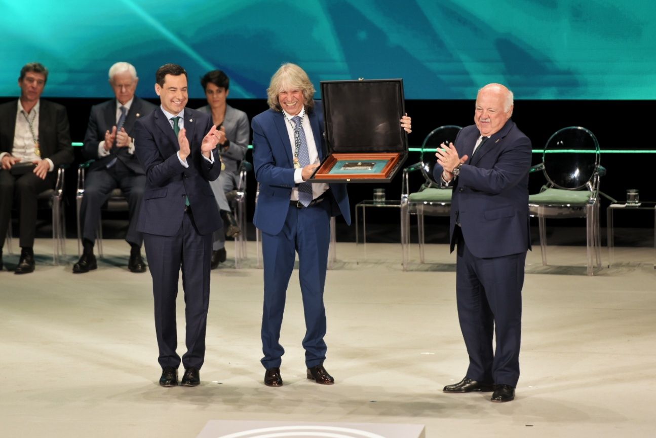 Mercé, junto a Moreno y Aguirre, con el título de Hijo Predilecto de Andalucía.