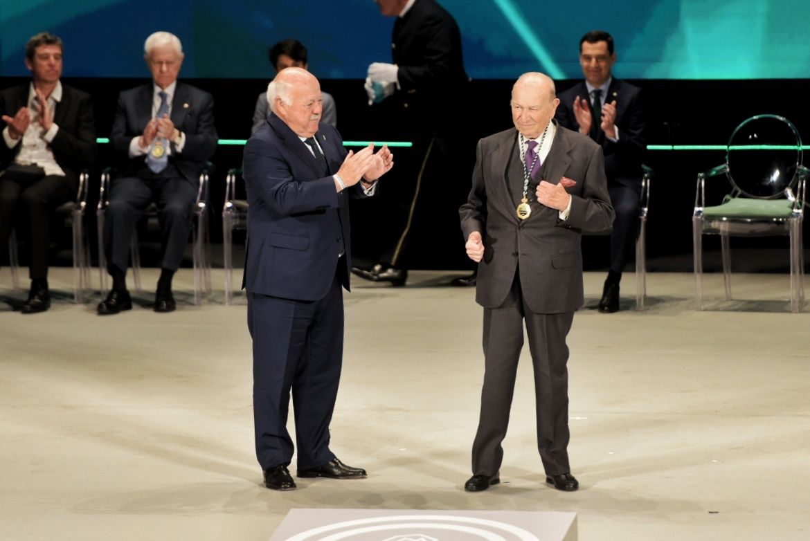 Álvaro Domecq, junto a Jesús Aguirre, tras recibir la Medalla de Andalucía. 
