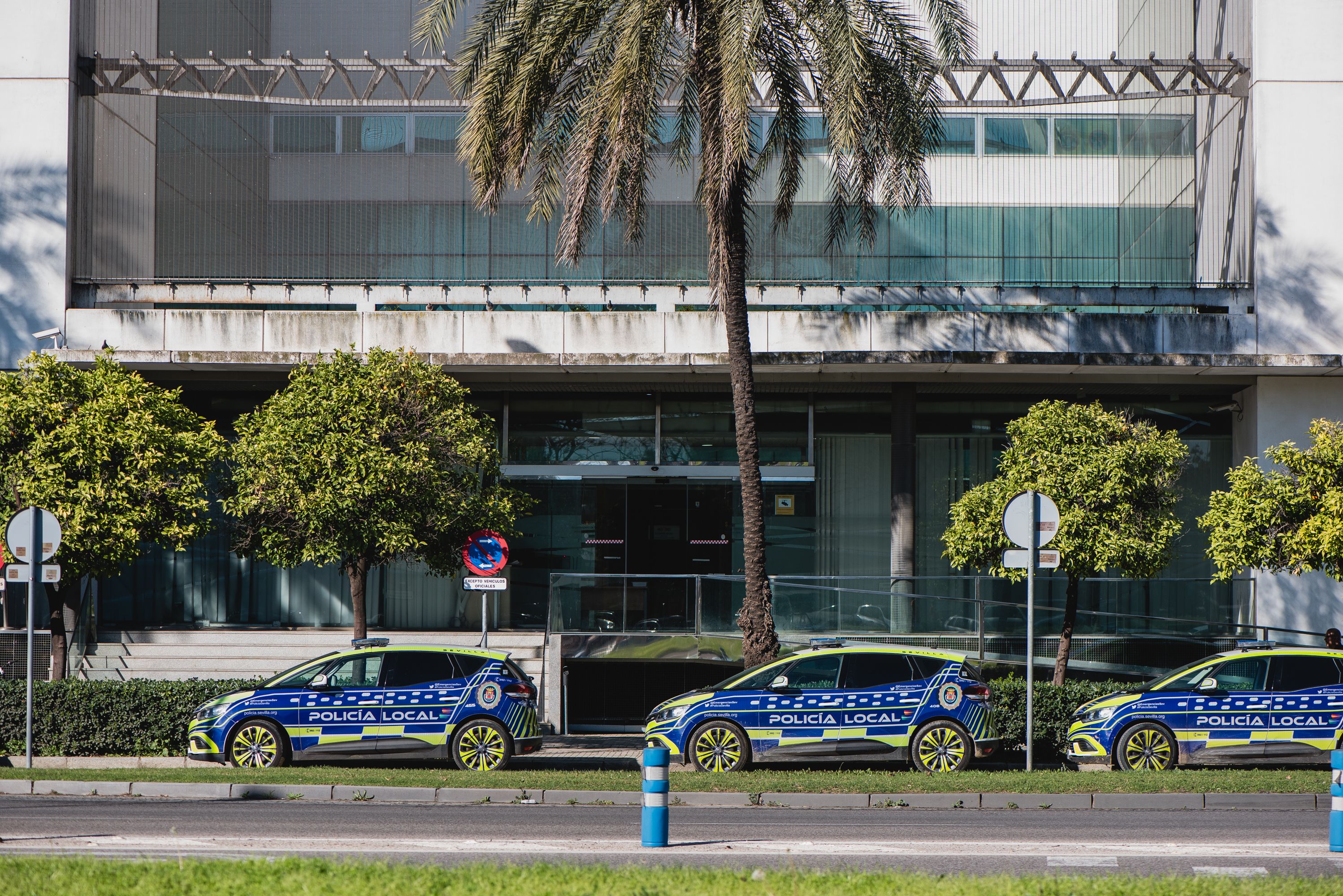 Coches de la Policía Local en el Tamarguillo, una ronda con mucho tráfico y vehículos por encima de la velocidad en Sevilla.