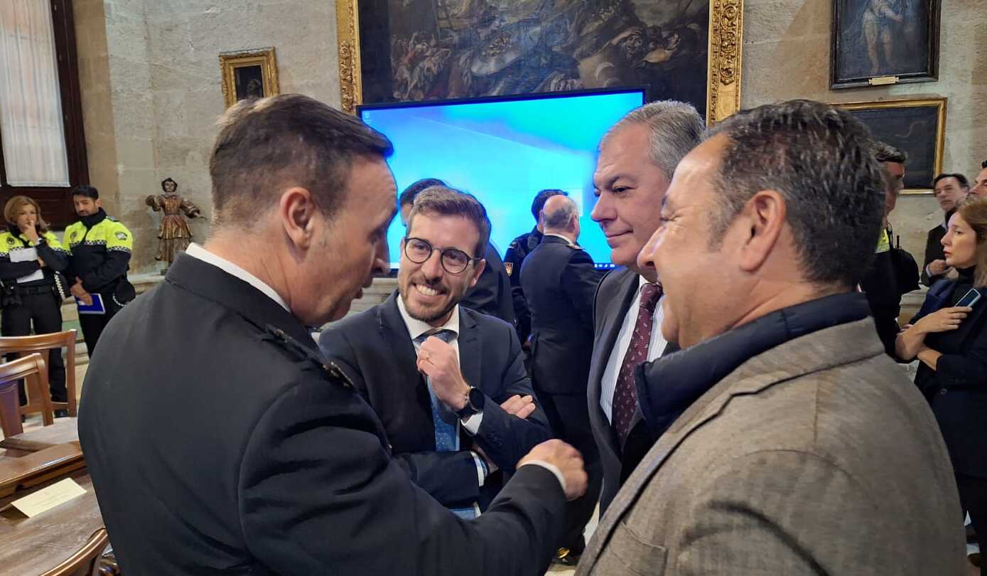 El subdelegado Curry Toscano, junto a José Luis Sanz, durante la junta local de Seguridad de este jueves.