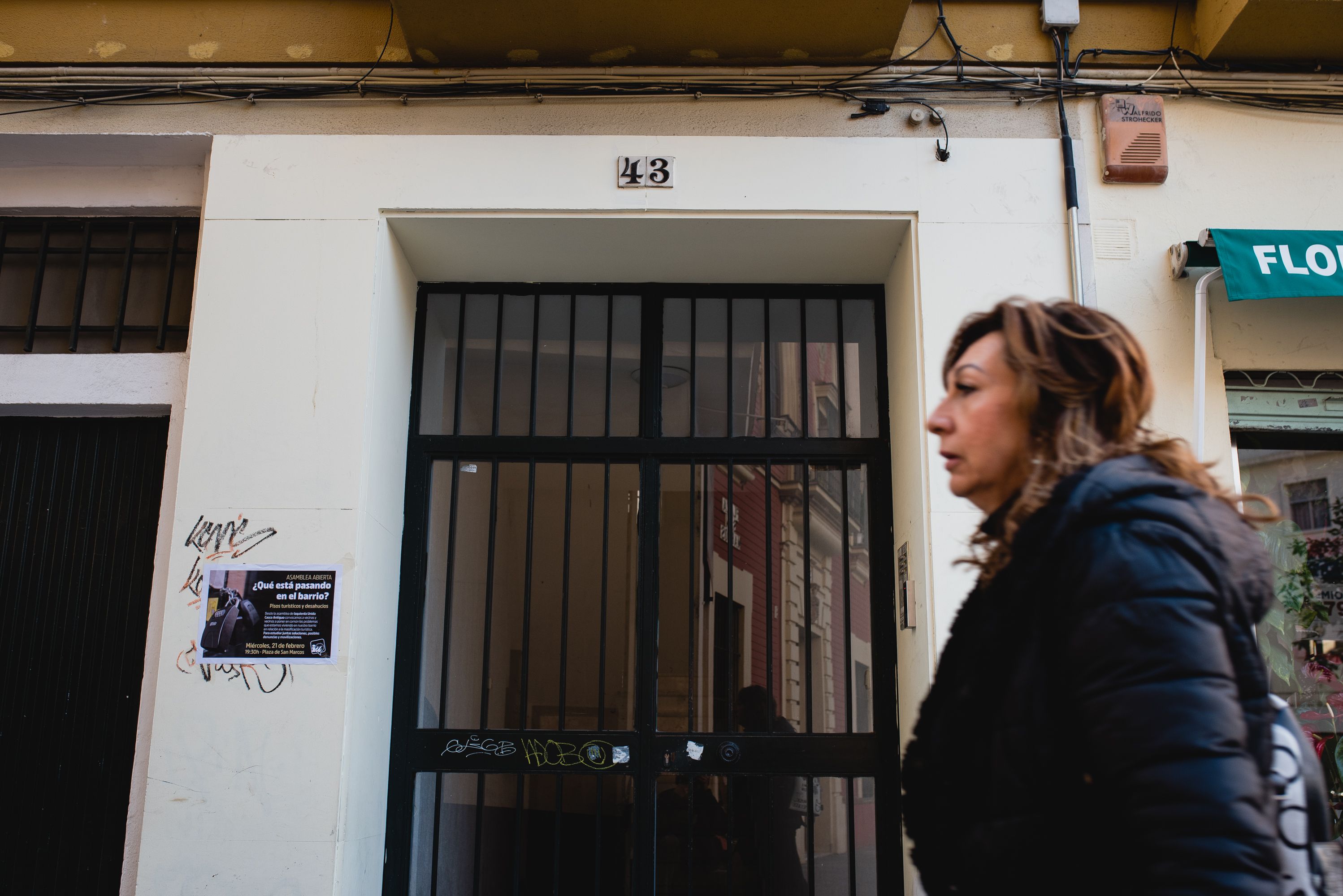 El portal de un piso turístico en Sevilla. Andalucía es la comunidad que lidera el ranking.