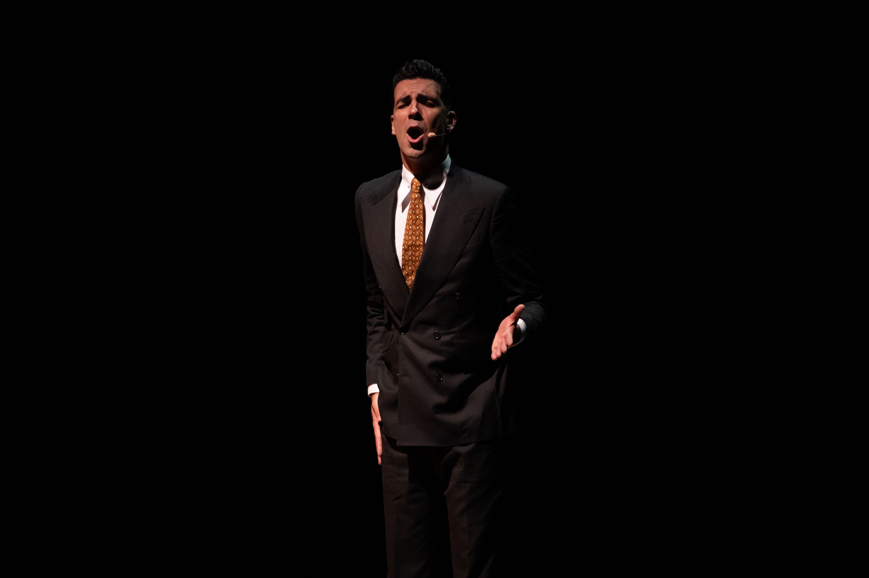 El bailaor Miguel Ángel Heredia cantando por seguiriyas