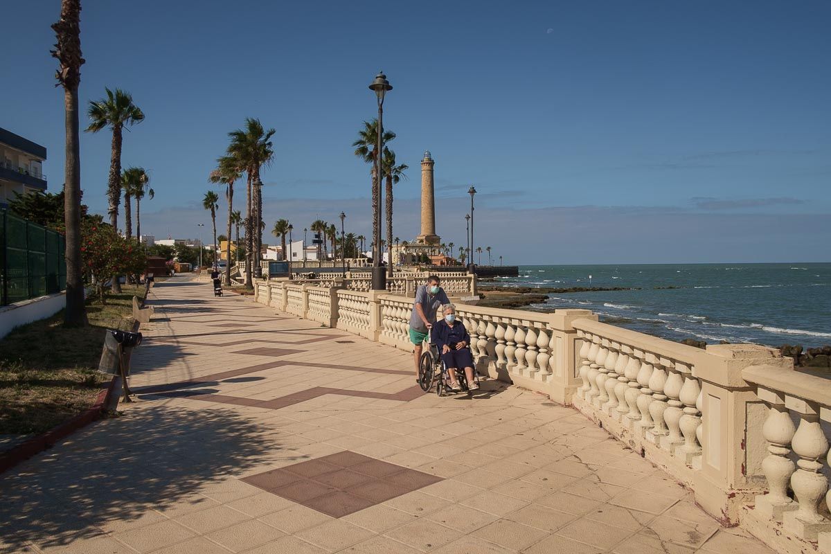 Dos personas, por el paseo en Chipiona.