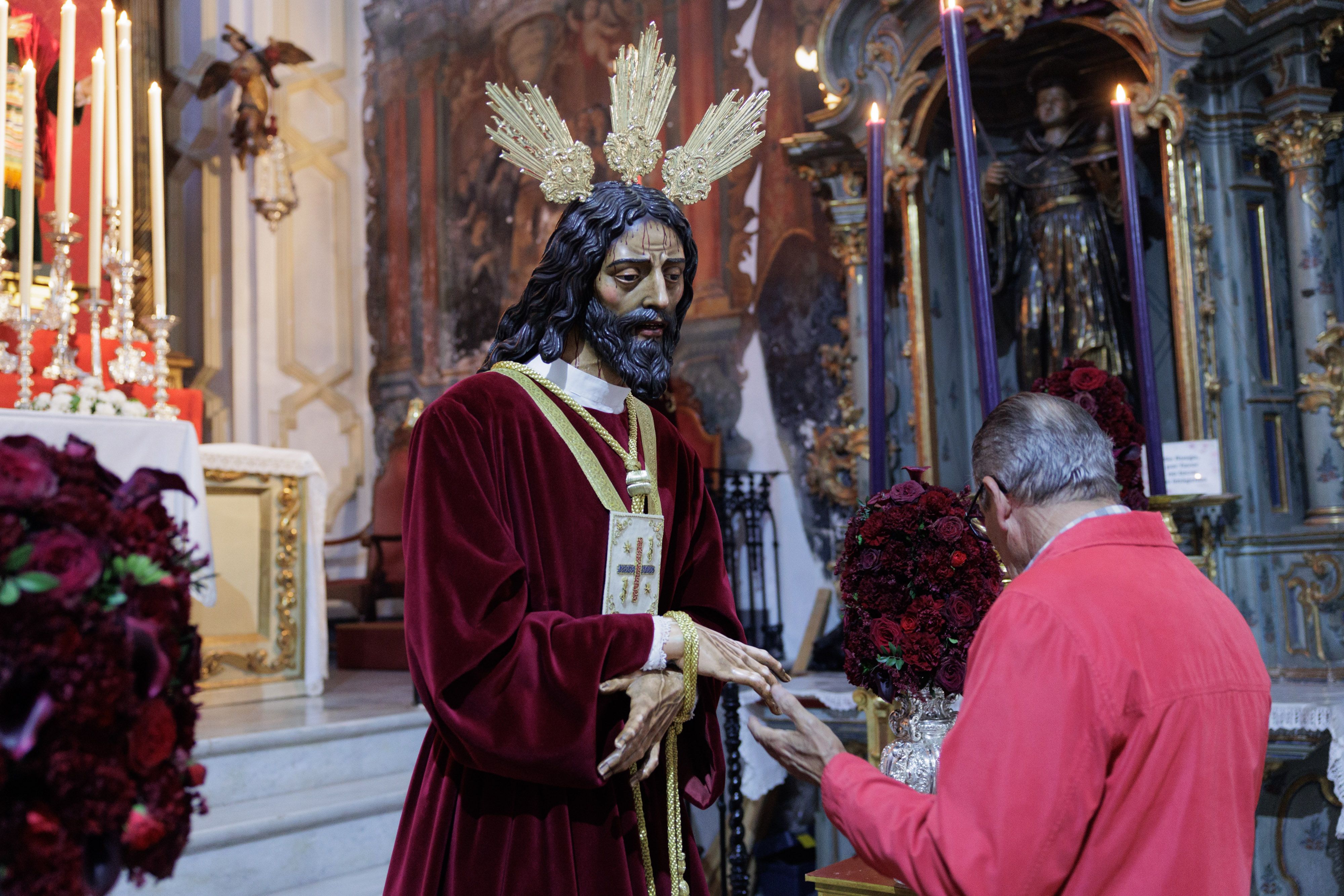 El Señor Cautivo en besamanos en la capilla conventual de las Agustinas. 