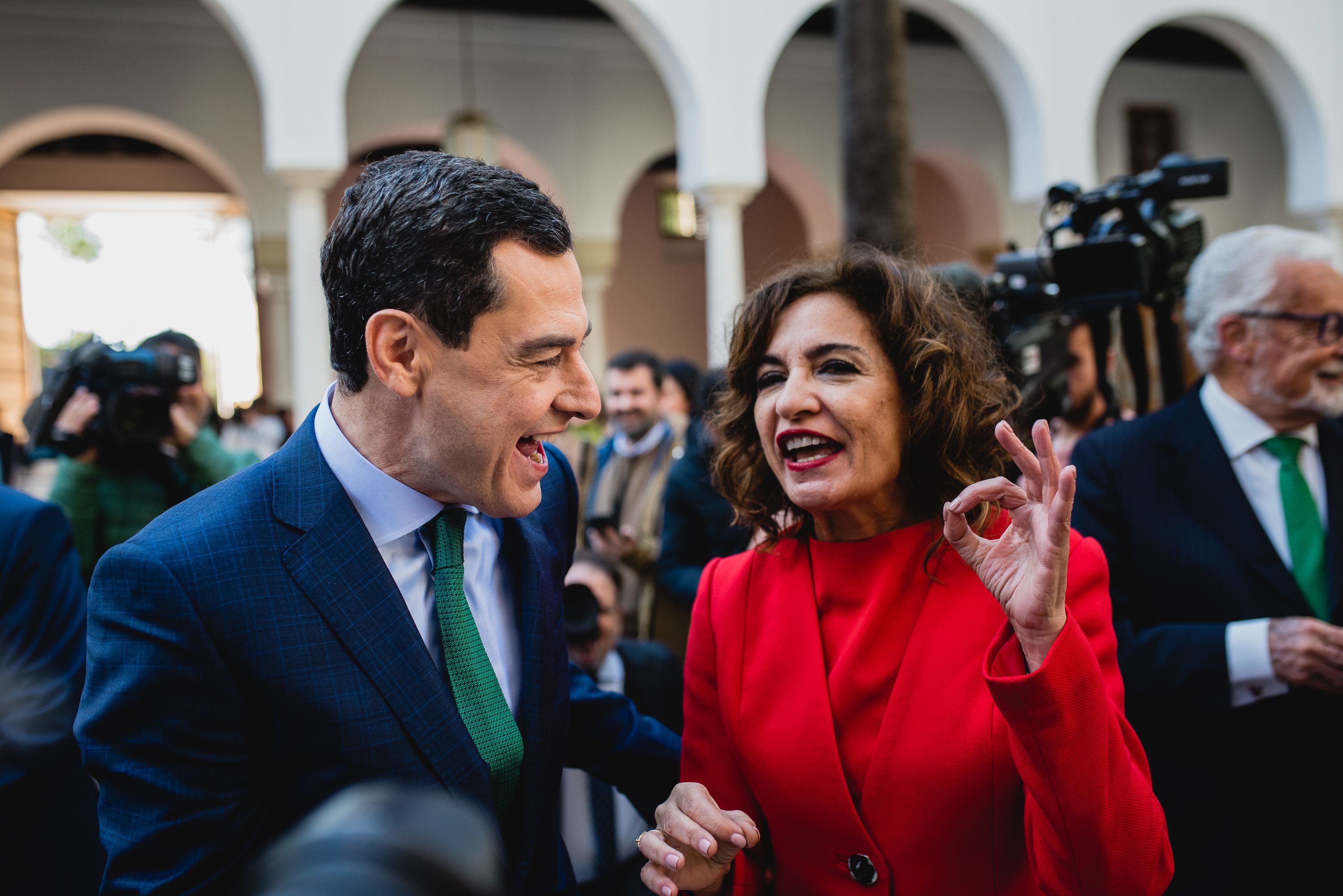 María Jesús Montero, responsable de los Presupuestos, y Juanma Moreno, presidente de la Junta, el pasado 28F.