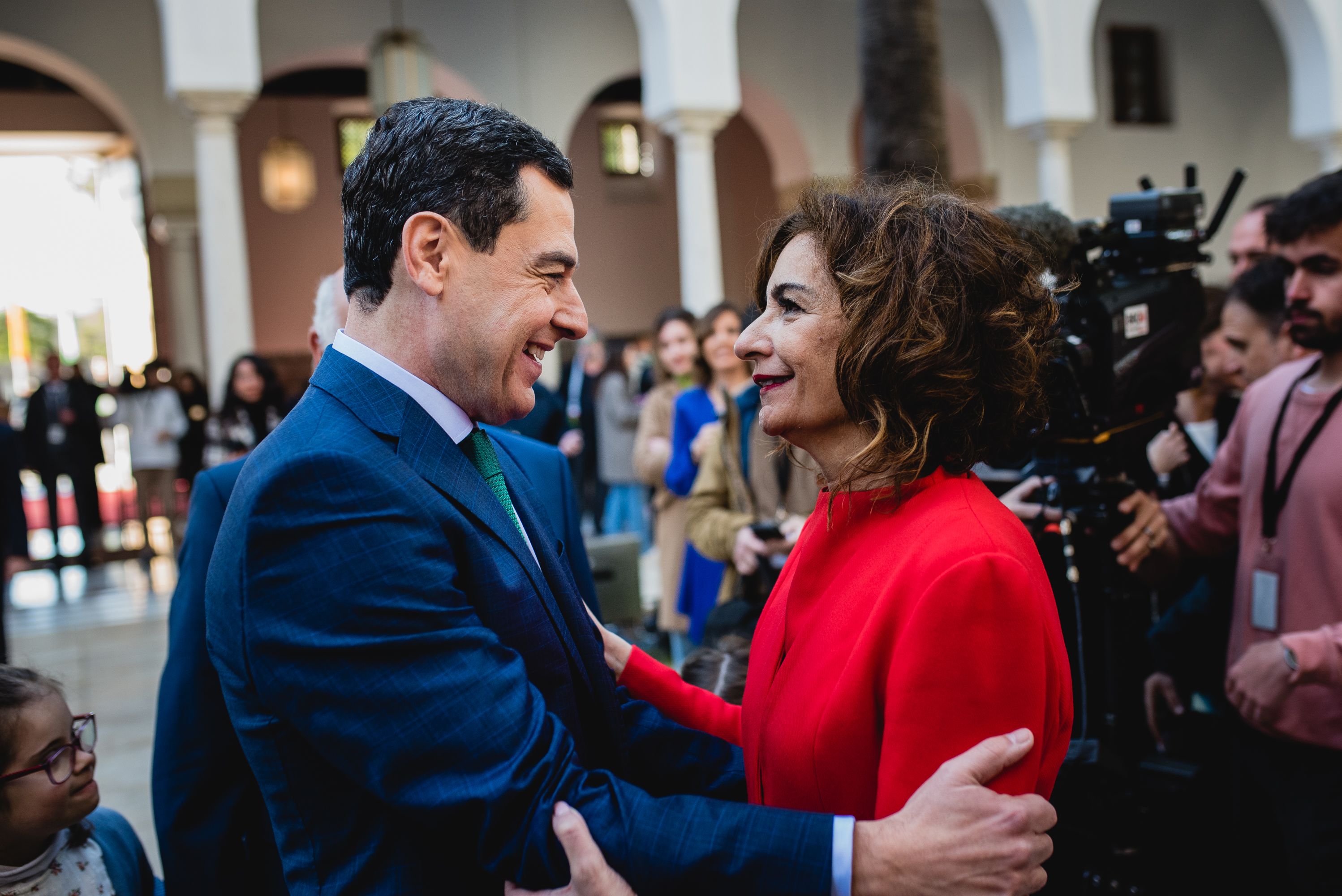 Juanma Moreno junto a María Jesús Montero en el Parlamento de Andalucía. Juanma Moreno junto a María Jesús Montero en el Parlamento de Andalucía.